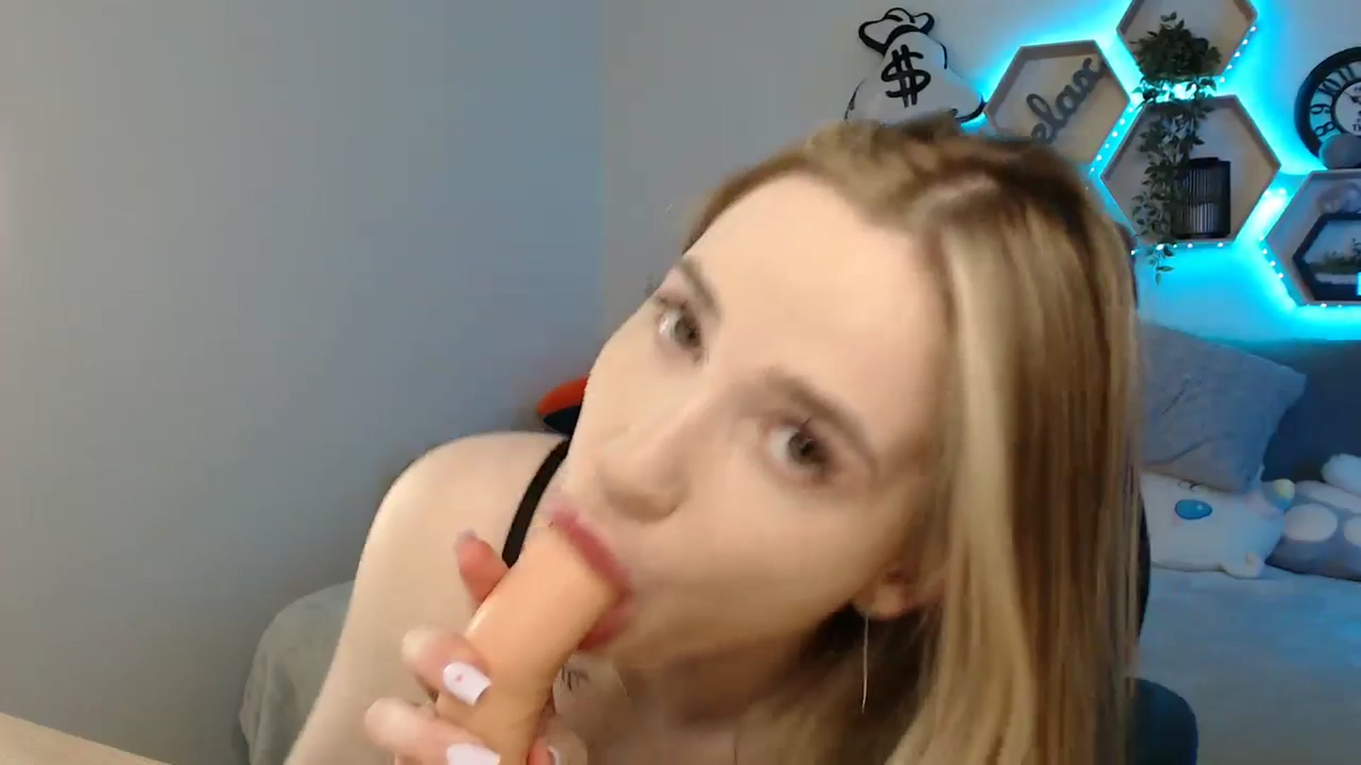Gallery image thumbnail from SabrinaViolet's myfreecams stream on, 04/22/2025, 09:23 image 5 of 20