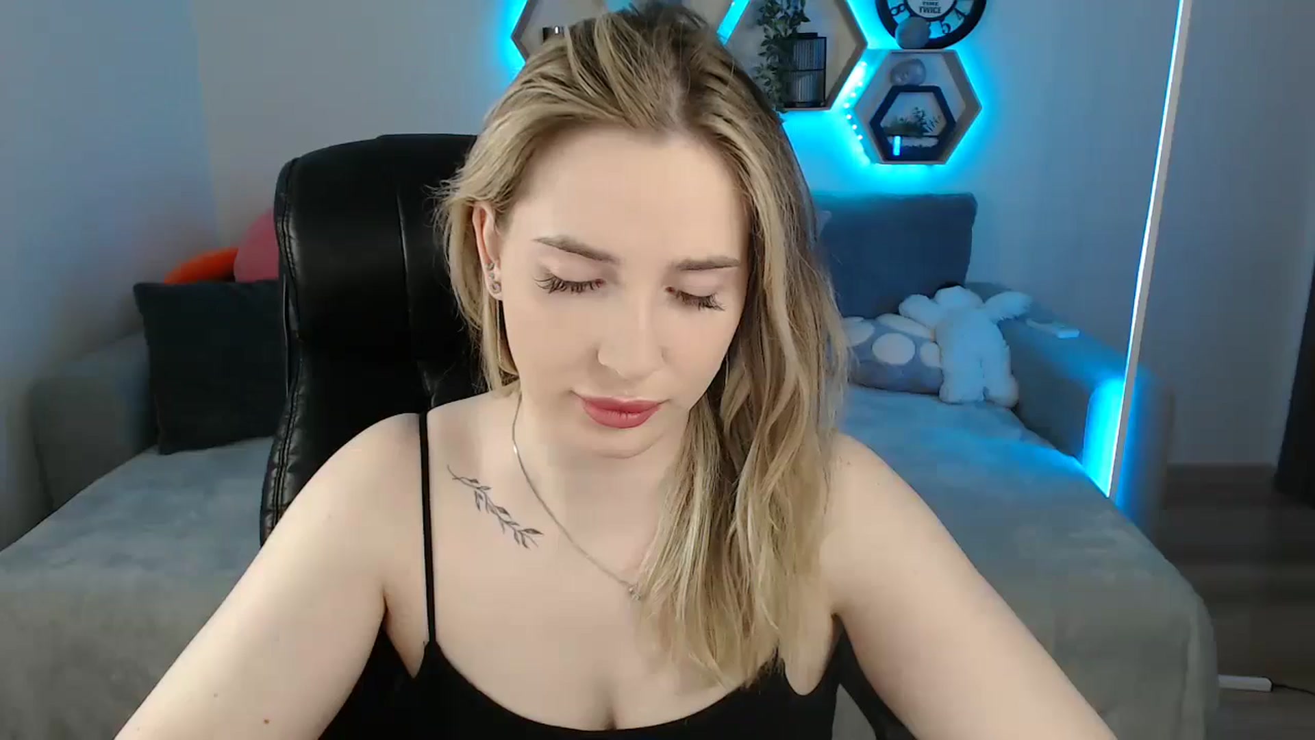 Gallery image thumbnail from SabrinaViolet's myfreecams stream on, 04/23/2025, 09:19 image 8 of 20