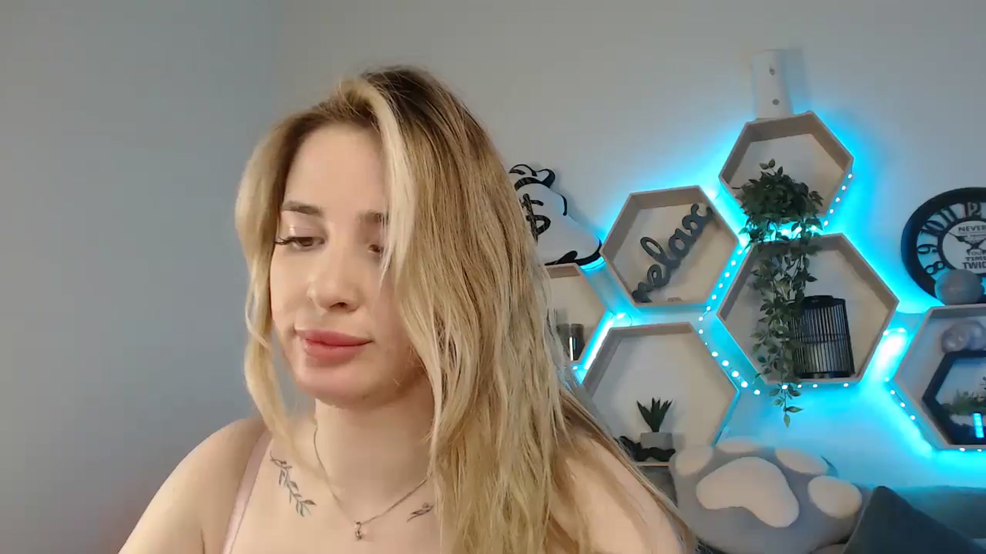 Gallery image thumbnail from SabrinaViolet's myfreecams stream on, 04/23/2025, 13:01 image 8 of 20