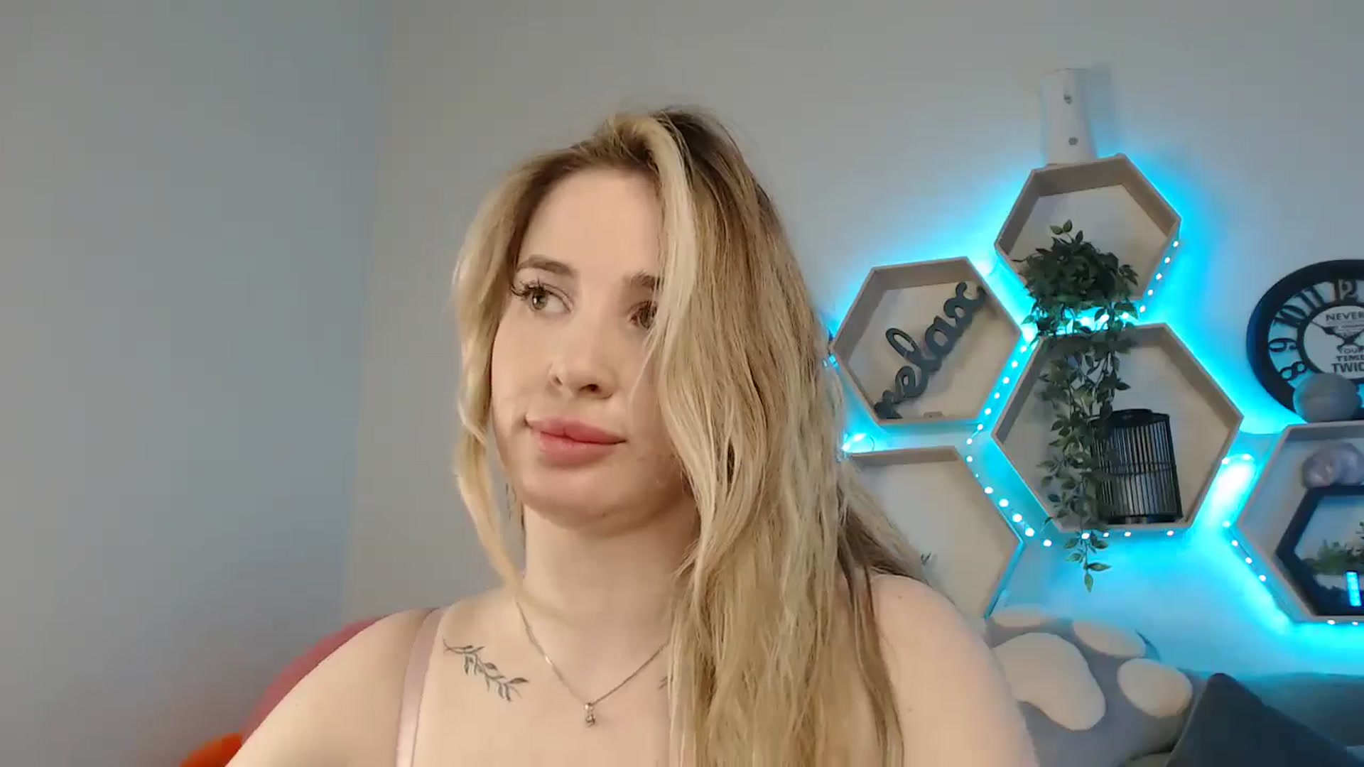 Gallery image thumbnail from SabrinaViolet's myfreecams stream on, 04/23/2025, 13:01 image 9 of 20