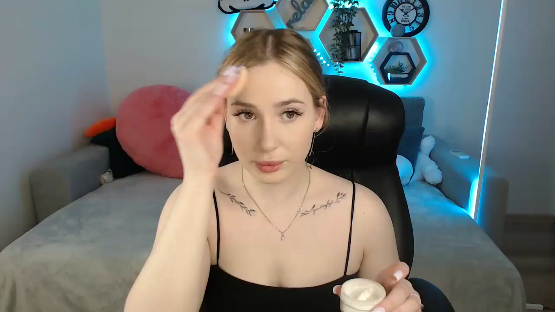 Gallery image thumbnail from SabrinaViolet's myfreecams stream on, 04/25/2025, 08:50 image 1 of 20