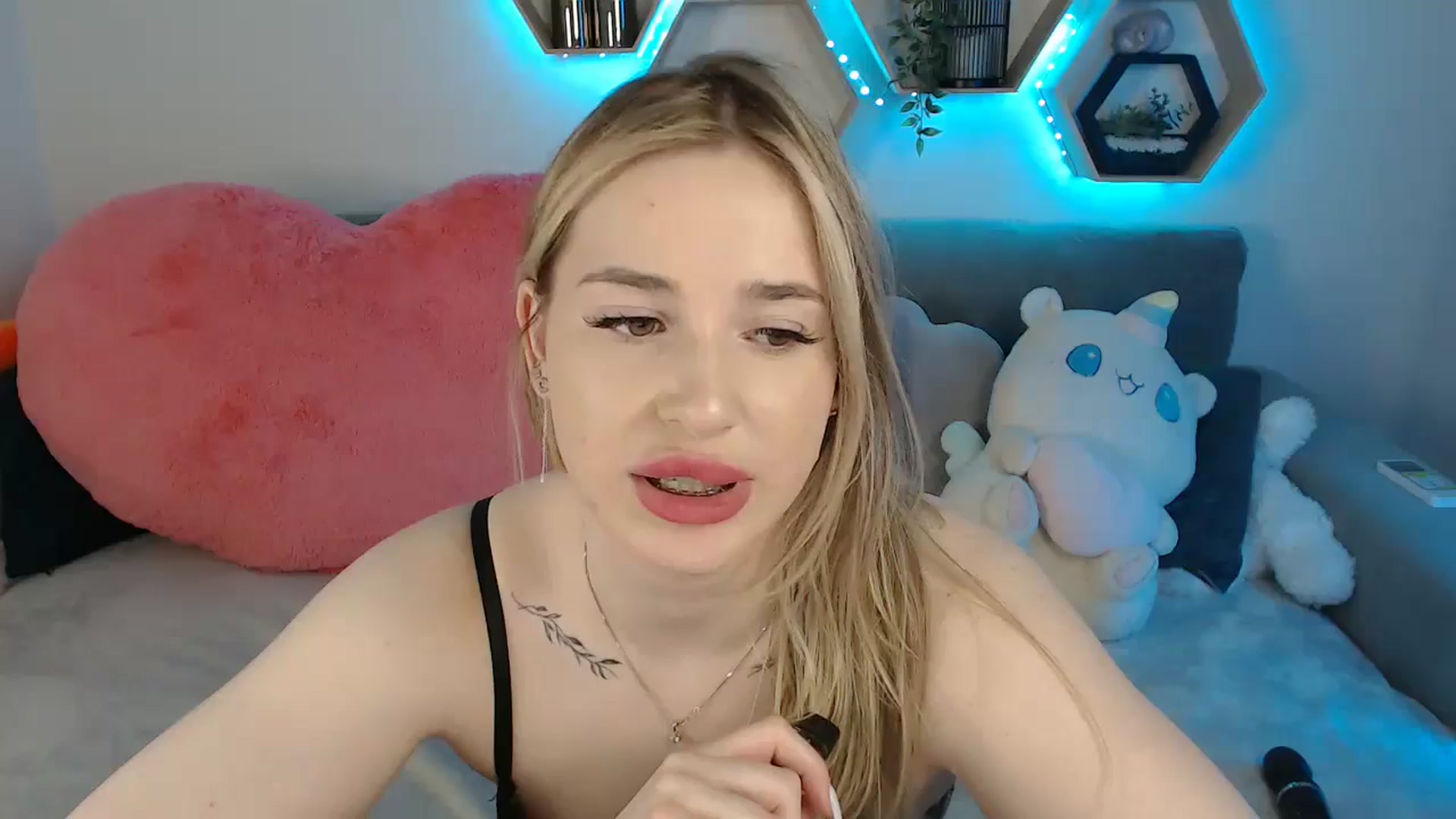 Gallery image thumbnail from SabrinaViolet's myfreecams stream on, 04/25/2025, 10:22 image 5 of 20