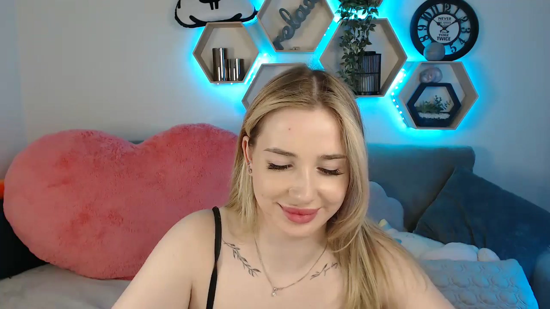Gallery image thumbnail from SabrinaViolet's myfreecams stream on, 04/25/2025, 13:58 image 6 of 20