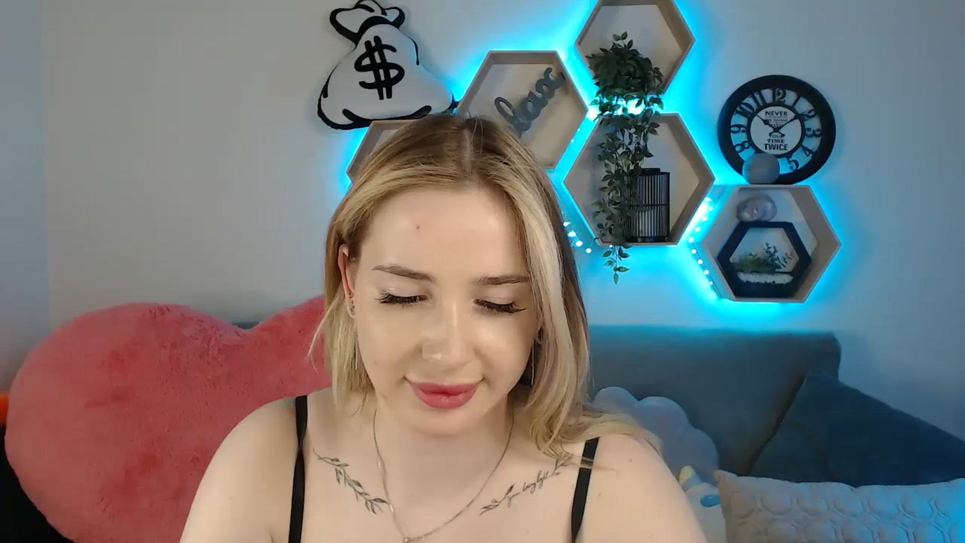 Gallery image thumbnail from SabrinaViolet's myfreecams stream on, 04/25/2025, 13:58 image 4 of 20
