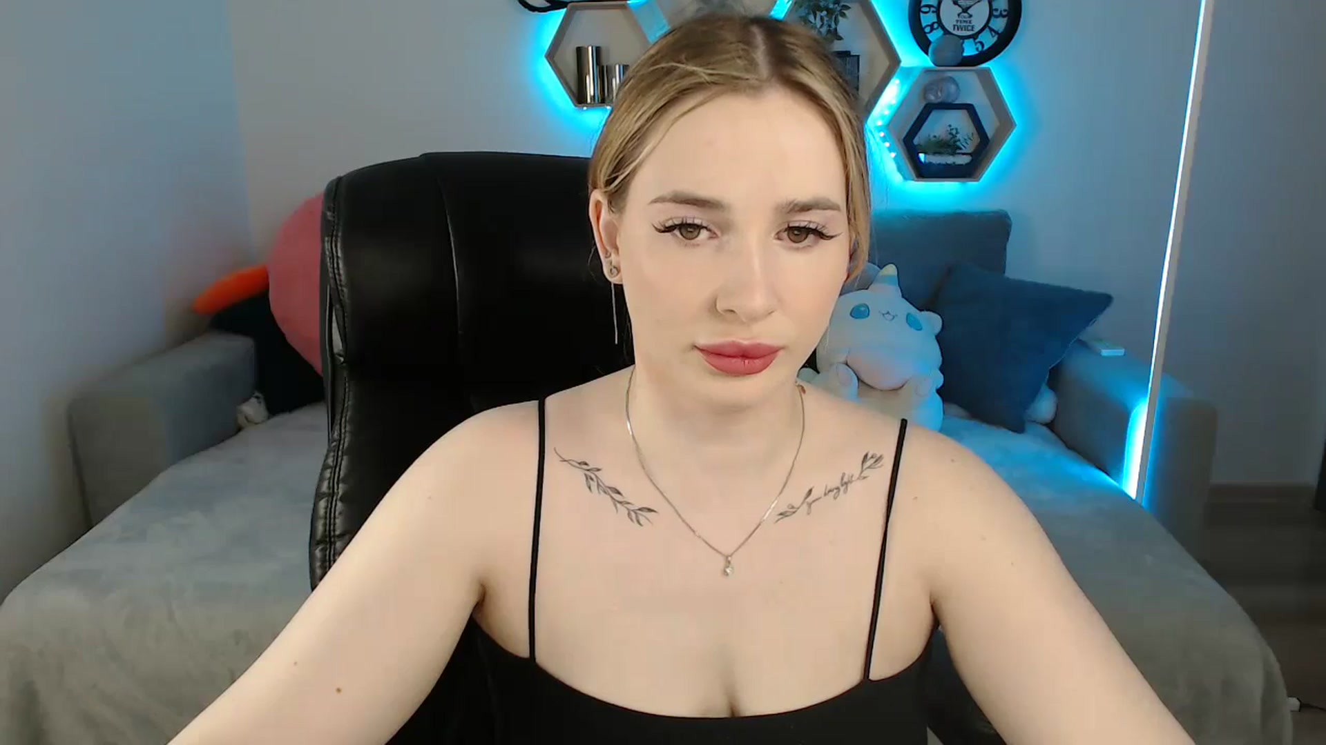 Gallery image thumbnail from SabrinaViolet's myfreecams stream on, 04/26/2025, 08:28 image 7 of 20