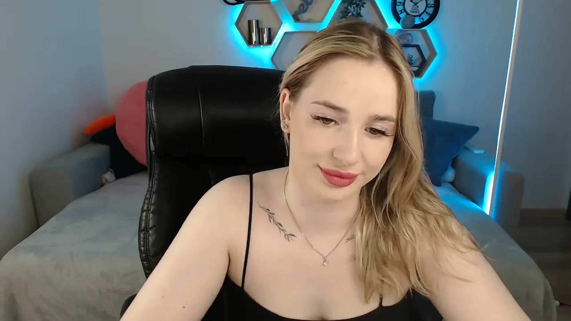 Gallery image thumbnail from SabrinaViolet's myfreecams stream on, 04/26/2025, 08:28 image 10 of 20