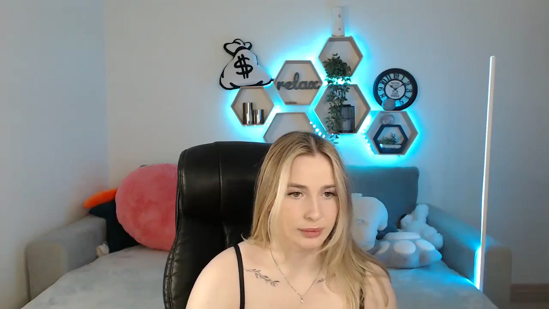Gallery image thumbnail from SabrinaViolet's myfreecams stream on, 04/27/2025, 08:42 image 15 of 20