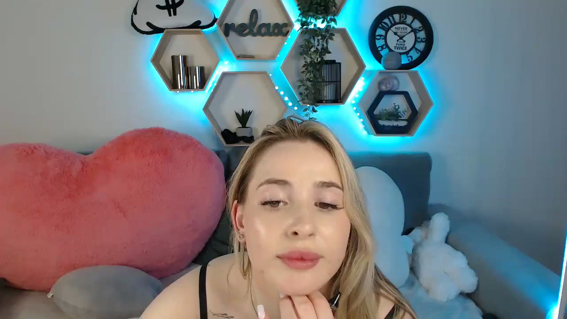 Gallery image thumbnail from SabrinaViolet's myfreecams stream on, 04/28/2025, 12:30 image 8 of 20