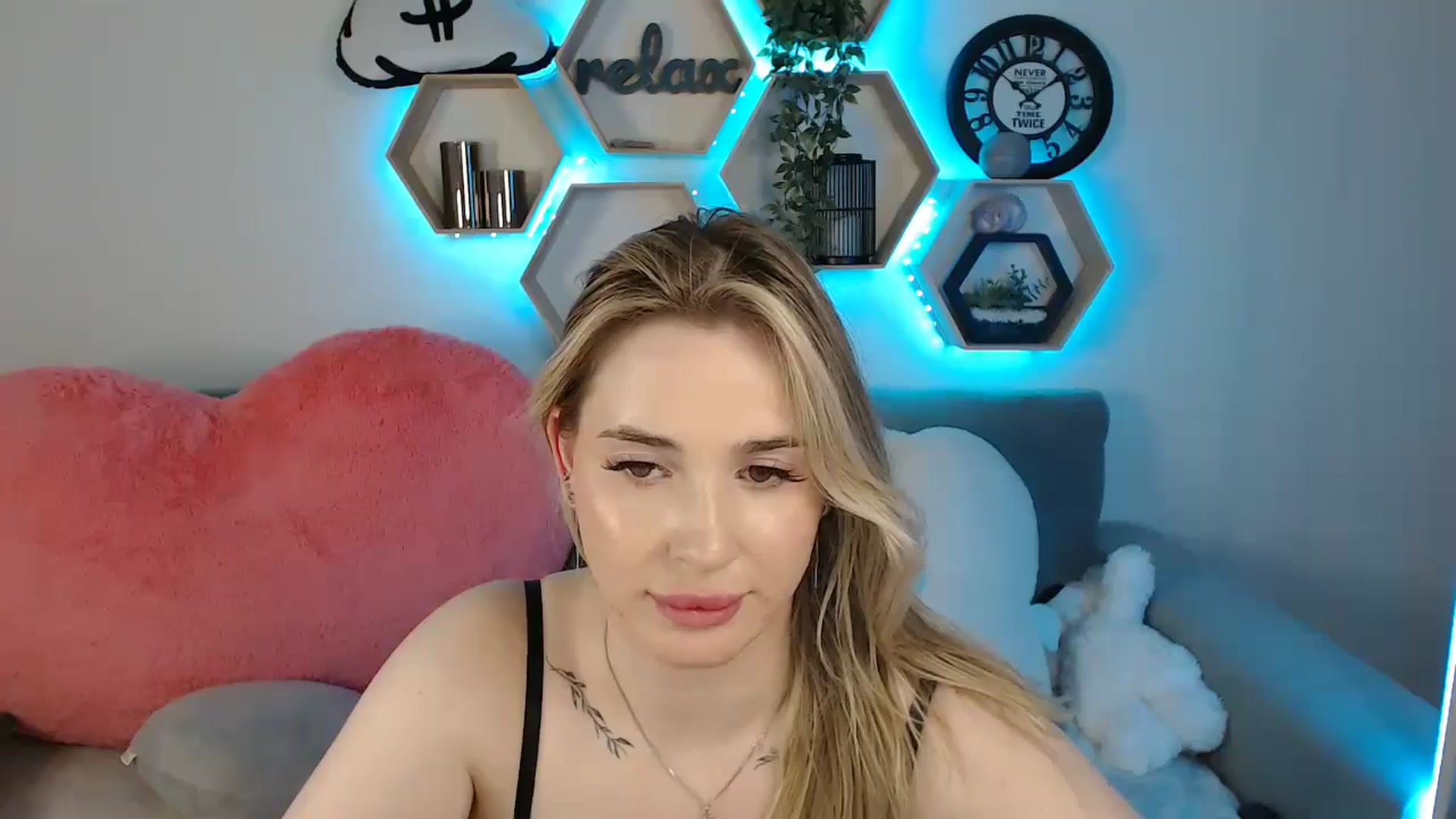 Gallery image thumbnail from SabrinaViolet's myfreecams stream on, 04/28/2025, 12:30 image 3 of 20