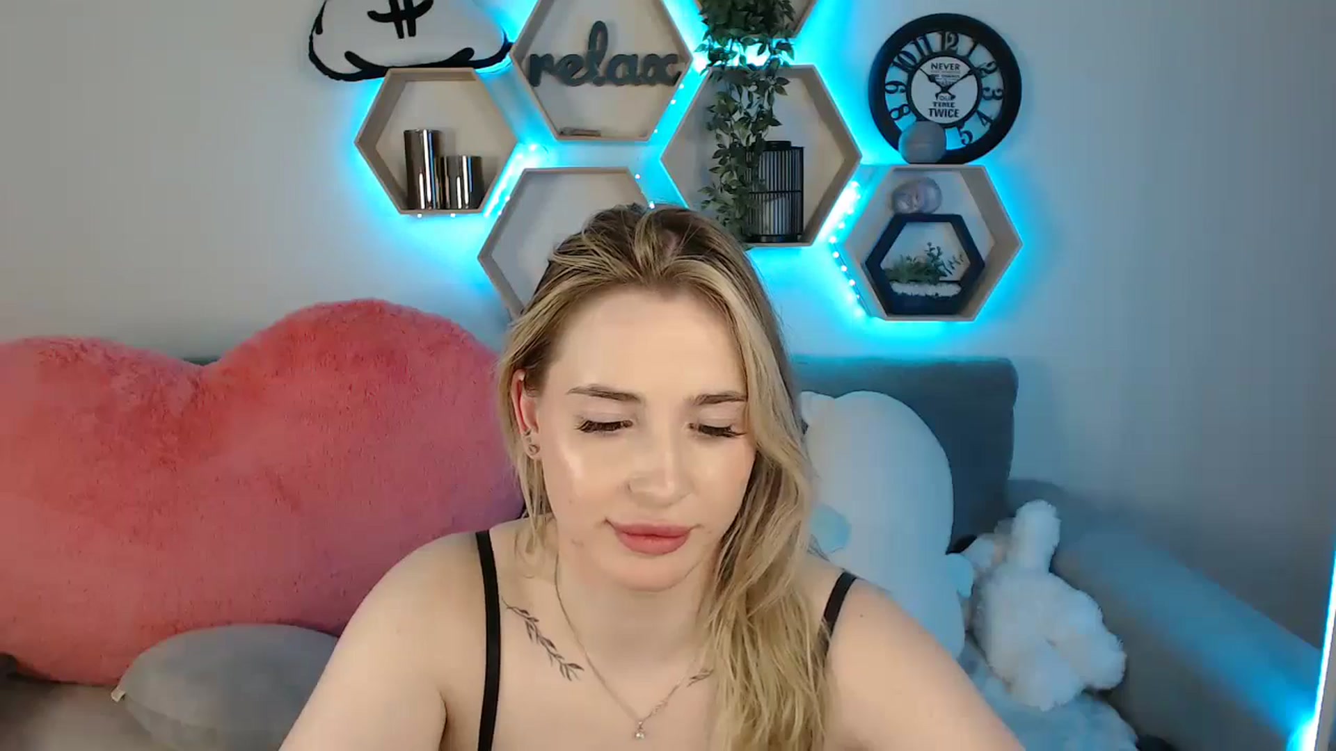 Gallery image thumbnail from SabrinaViolet's myfreecams stream on, 04/28/2025, 12:30 image 9 of 20