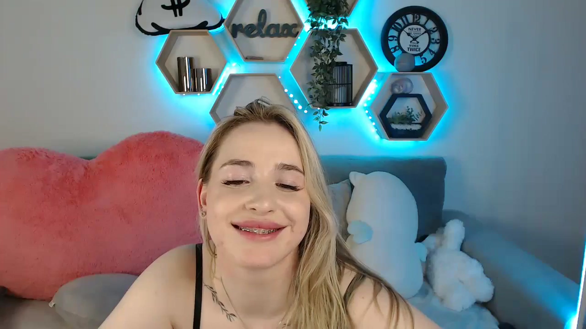 Gallery image thumbnail from SabrinaViolet's myfreecams stream on, 04/28/2025, 12:30 image 7 of 20