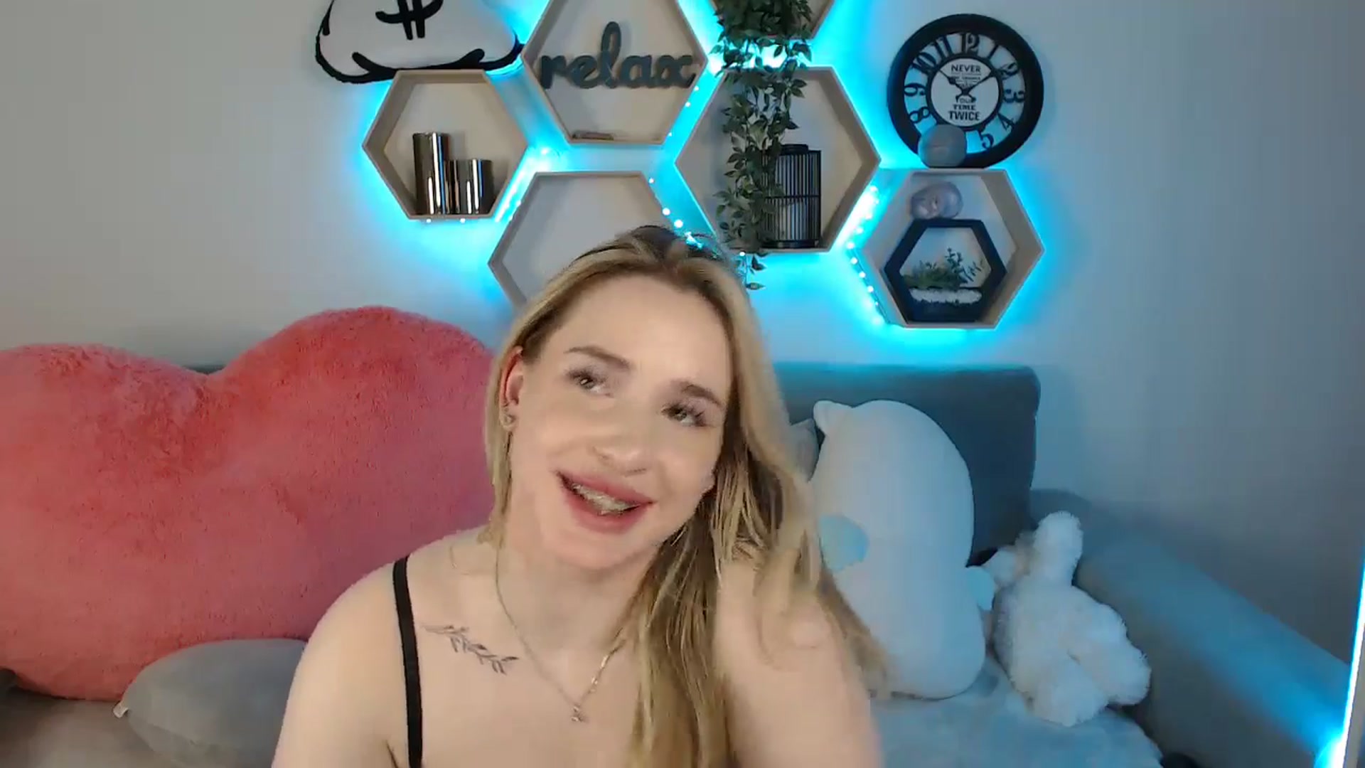 Gallery image thumbnail from SabrinaViolet's myfreecams stream on, 04/28/2025, 12:30 image 10 of 20