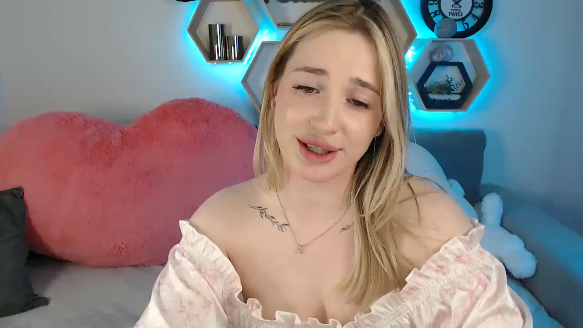 Gallery image thumbnail from SabrinaViolet's myfreecams stream on, 04/29/2025, 14:00 image 17 of 20