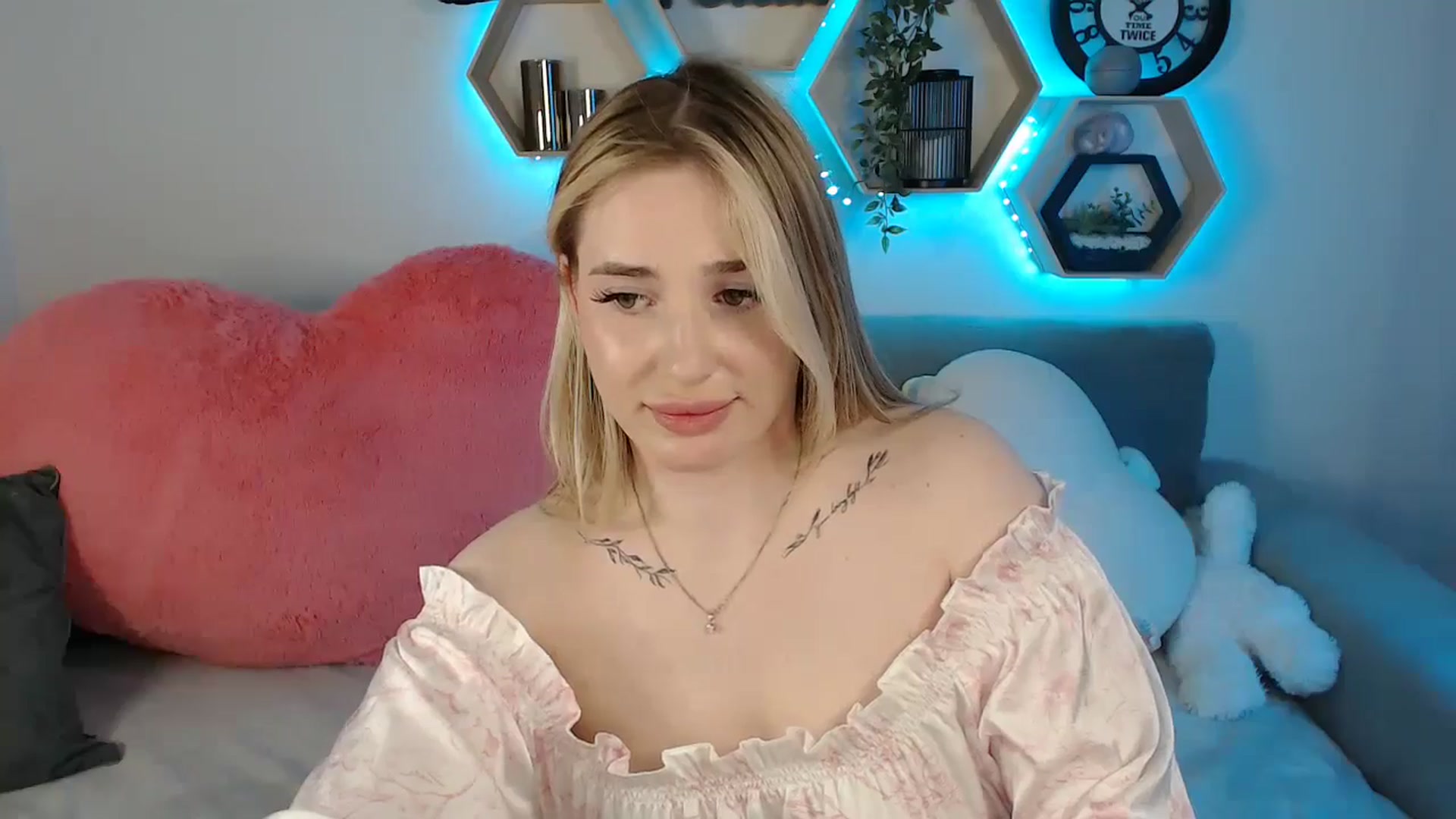 Gallery image thumbnail from SabrinaViolet's myfreecams stream on, 04/29/2025, 14:00 image 19 of 20