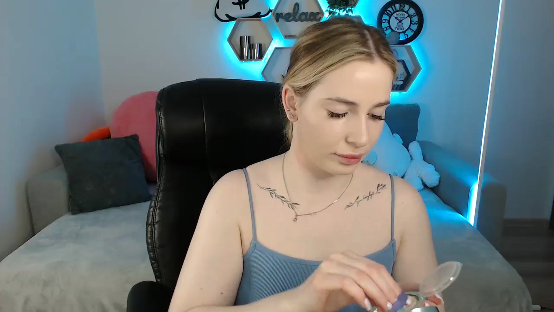 Gallery image thumbnail from SabrinaViolet's myfreecams stream on, 04/30/2025, 08:53 image 2 of 20