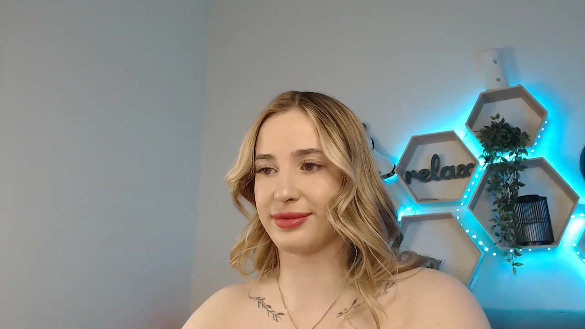 Gallery image thumbnail from SabrinaViolet's myfreecams stream on, 05/03/2025, 10:06 image 13 of 20