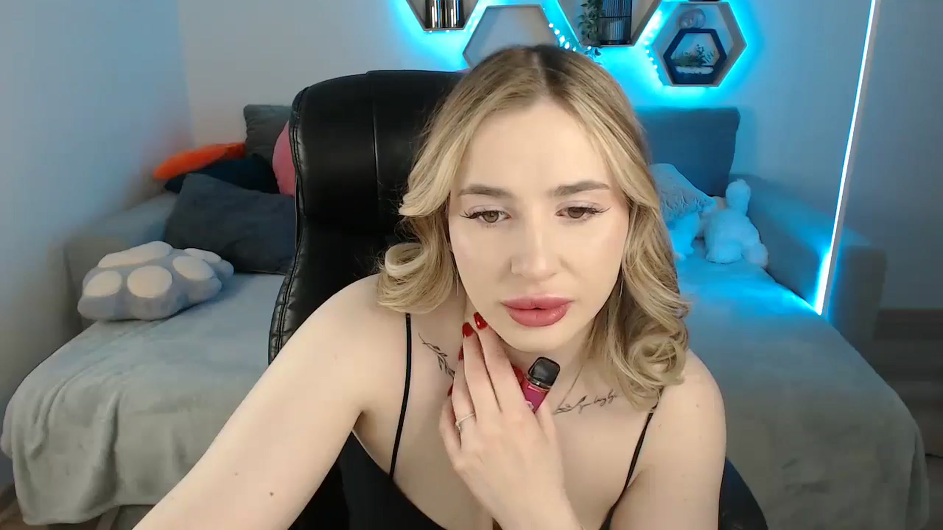 Gallery image thumbnail from SabrinaViolet's myfreecams stream on, 05/03/2025, 10:06 image 6 of 20