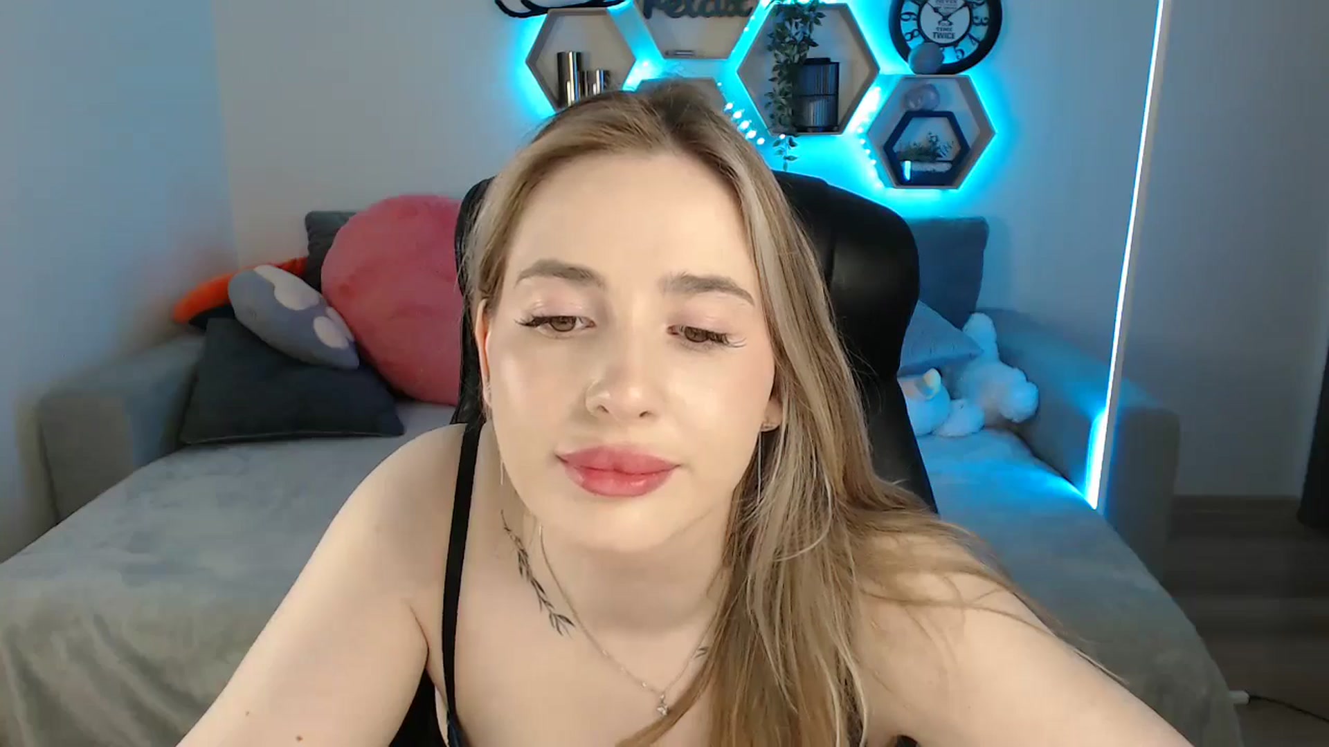 Gallery image thumbnail from SabrinaViolet's myfreecams stream on, 05/07/2025, 09:29 image 18 of 20