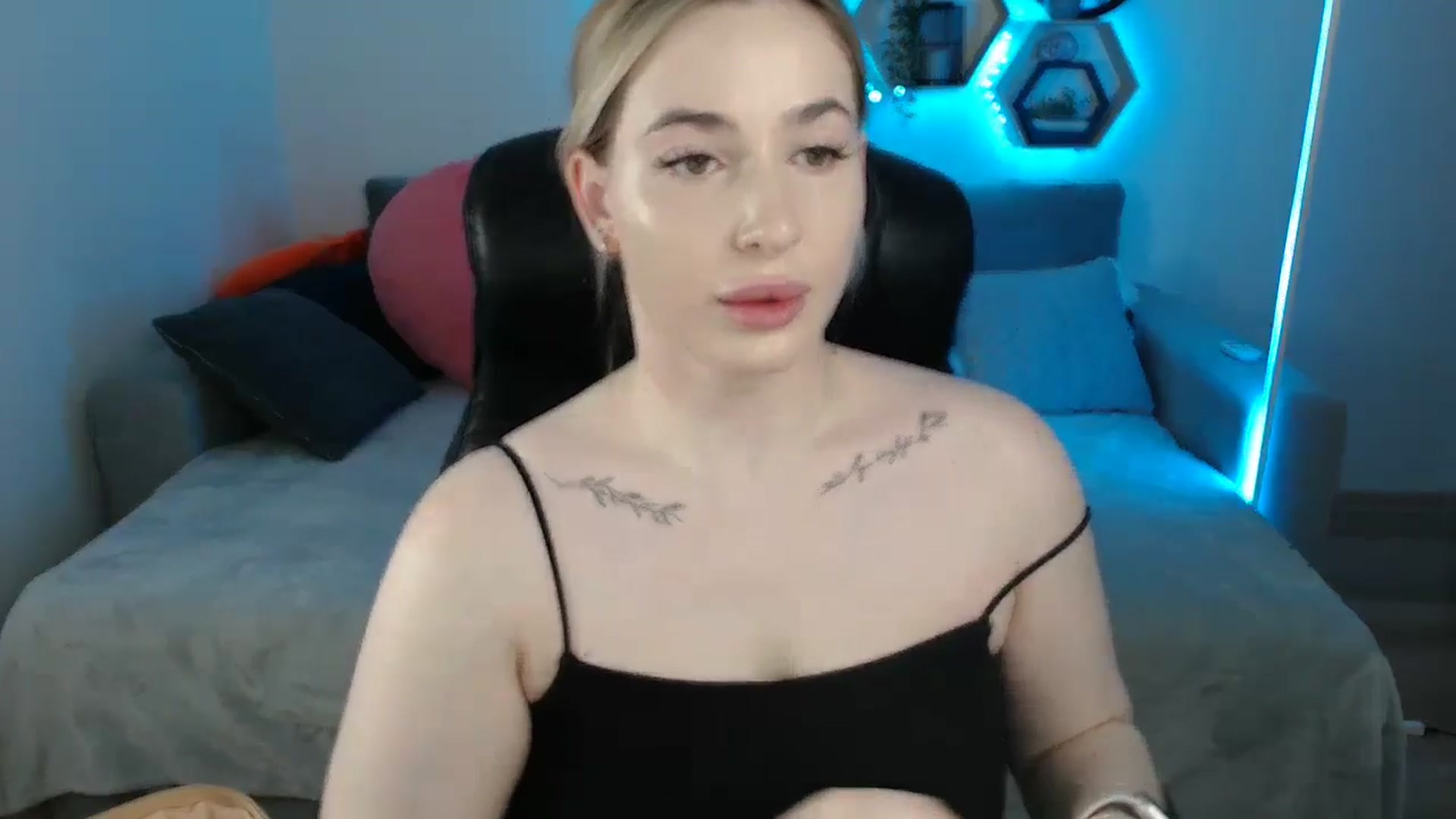 Gallery image thumbnail from SabrinaViolet's myfreecams stream on, 05/16/2025, 08:23 image 2 of 20