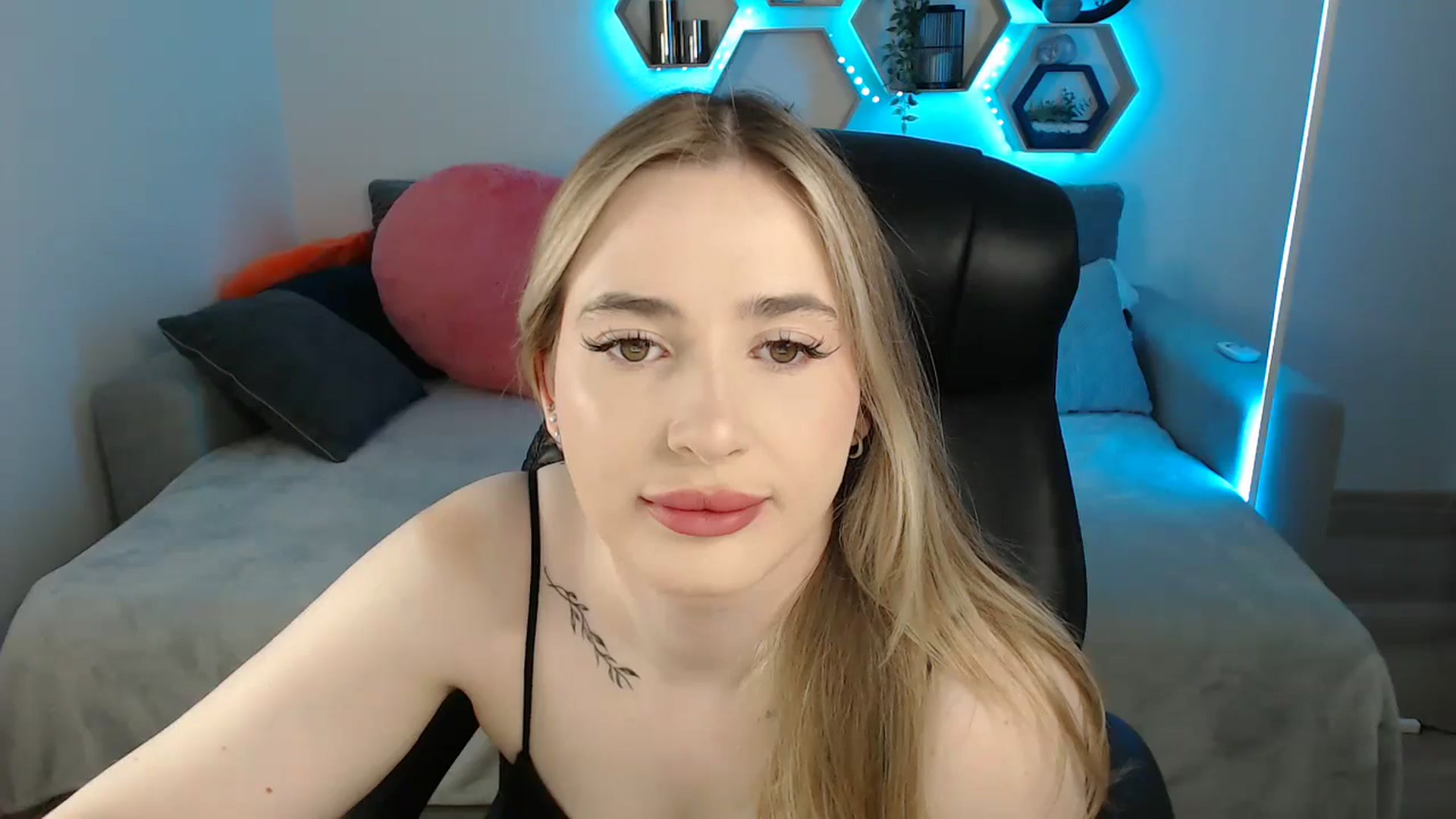 Gallery image thumbnail from SabrinaViolet's myfreecams stream on, 05/16/2025, 08:23 image 18 of 20