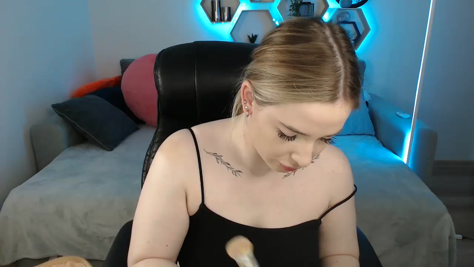 Gallery image thumbnail from SabrinaViolet's myfreecams stream on, 05/16/2025, 08:23 image 4 of 20