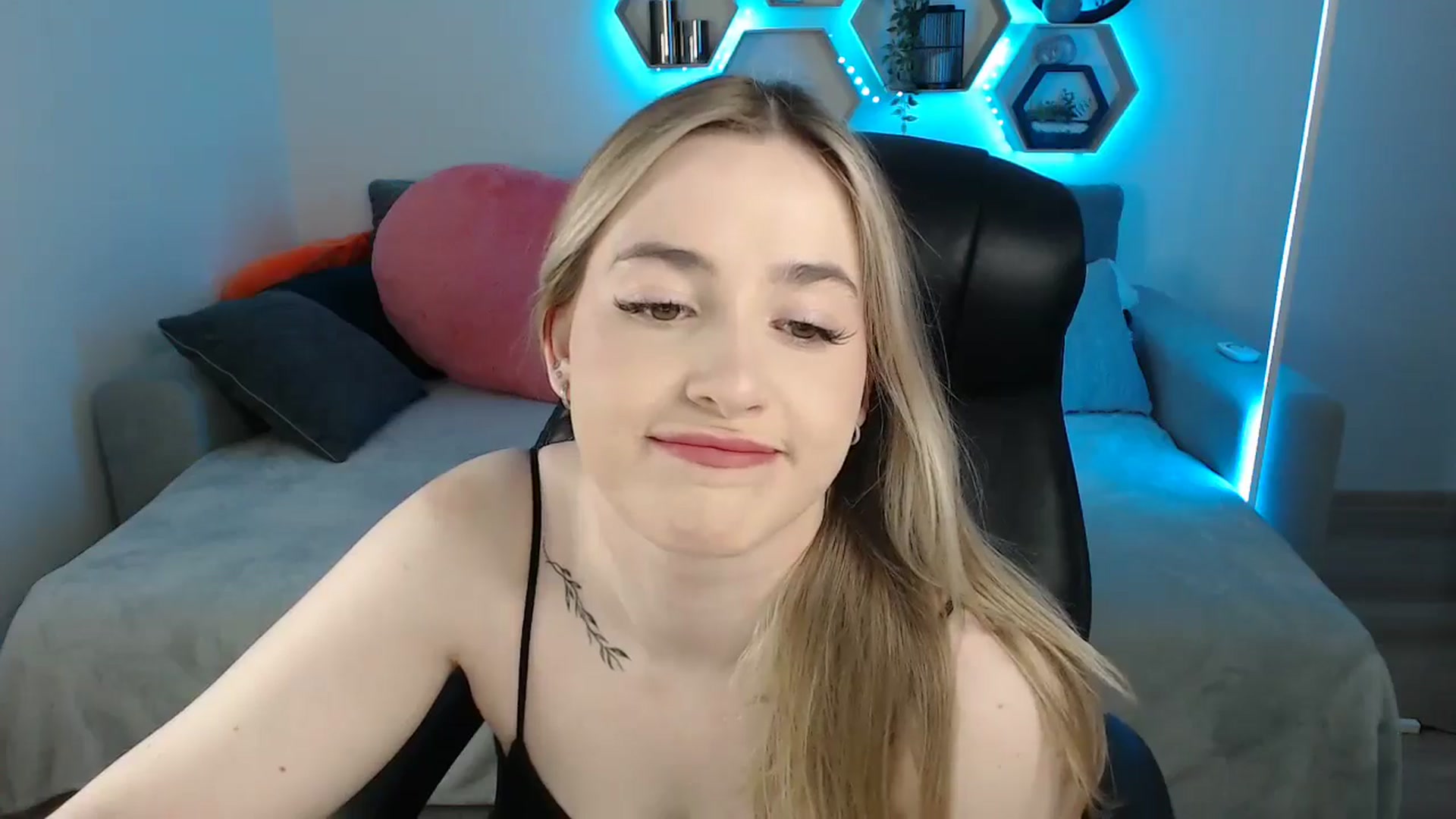 Gallery image thumbnail from SabrinaViolet's myfreecams stream on, 05/16/2025, 08:23 image 15 of 20