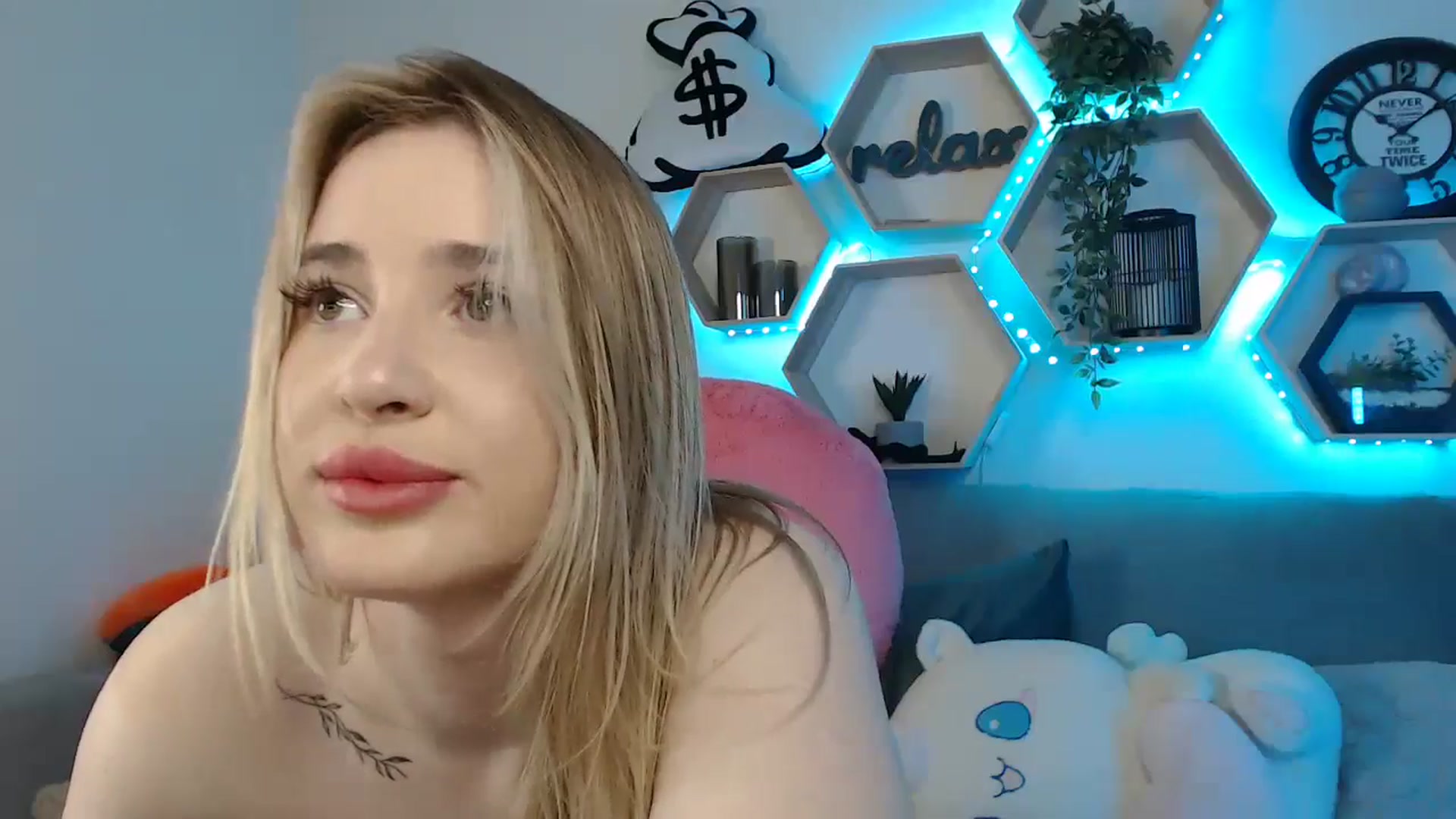 Gallery image thumbnail from SabrinaViolet's myfreecams stream on, 05/16/2025, 11:28 image 13 of 20
