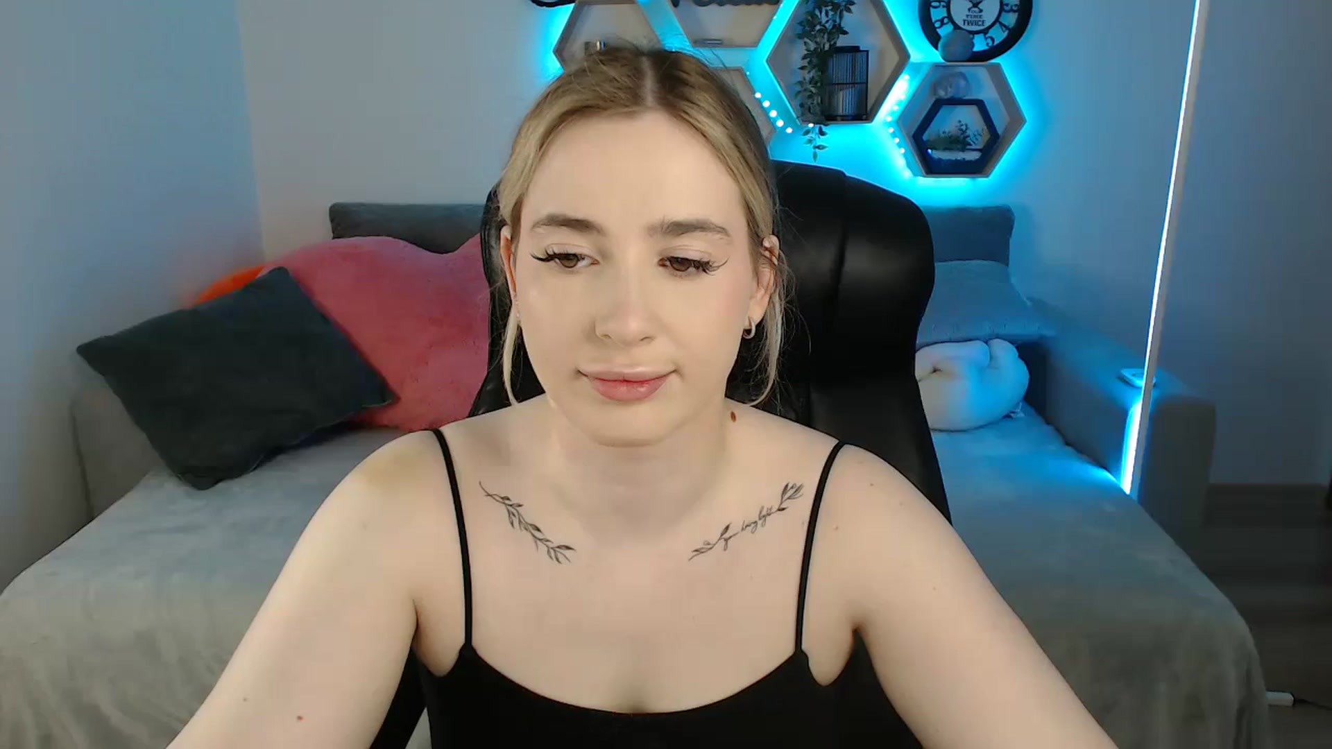 Gallery image thumbnail from SabrinaViolet's myfreecams stream on, 05/17/2025, 09:02 image 1 of 20