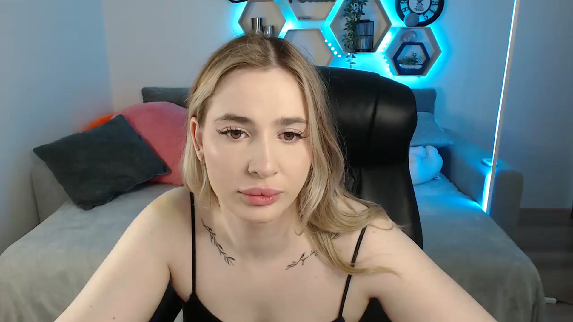 Gallery image thumbnail from SabrinaViolet's myfreecams stream on, 05/17/2025, 09:02 image 4 of 20