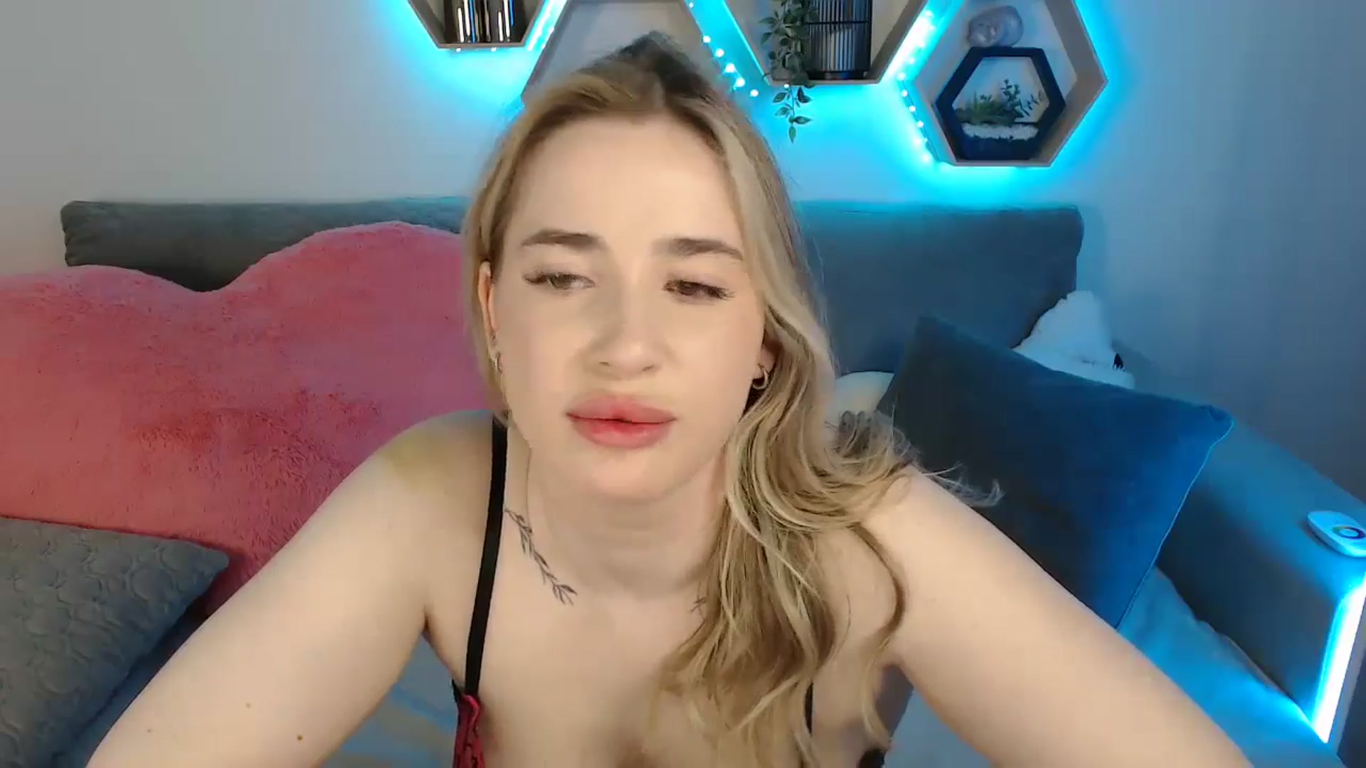 Gallery image thumbnail from SabrinaViolet's myfreecams stream on, 05/17/2025, 10:38 image 8 of 20