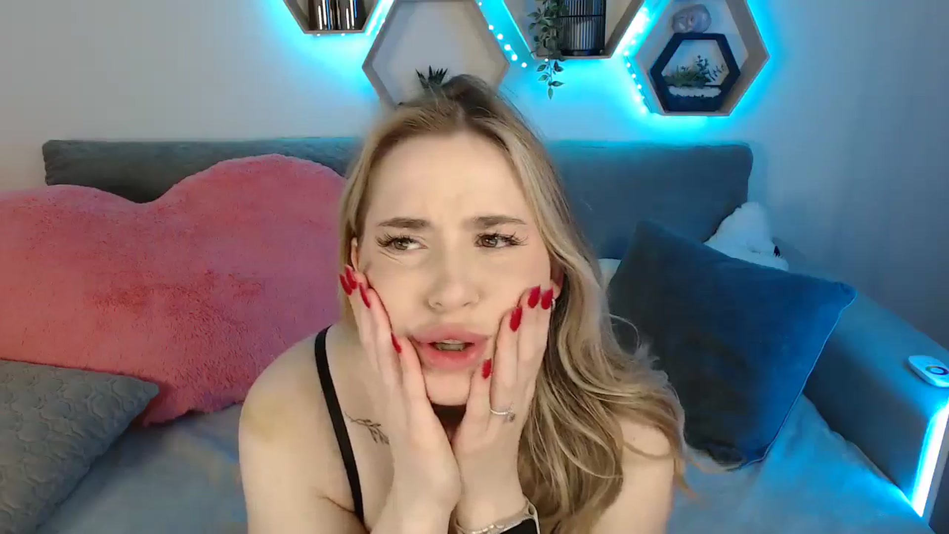 Gallery image thumbnail from SabrinaViolet's myfreecams stream on, 05/17/2025, 10:38 image 11 of 20