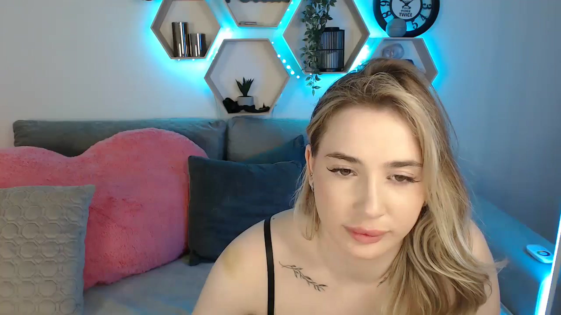 Gallery image thumbnail from SabrinaViolet's myfreecams stream on, 05/17/2025, 11:53 image 11 of 20