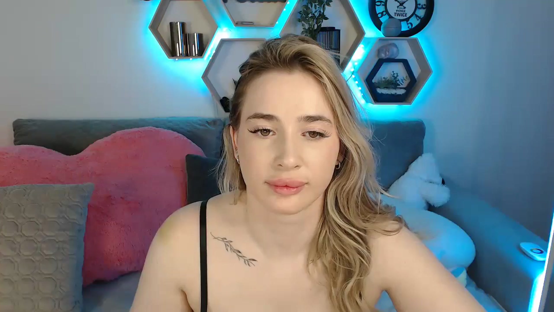 Gallery image thumbnail from SabrinaViolet's myfreecams stream on, 05/17/2025, 11:53 image 8 of 20