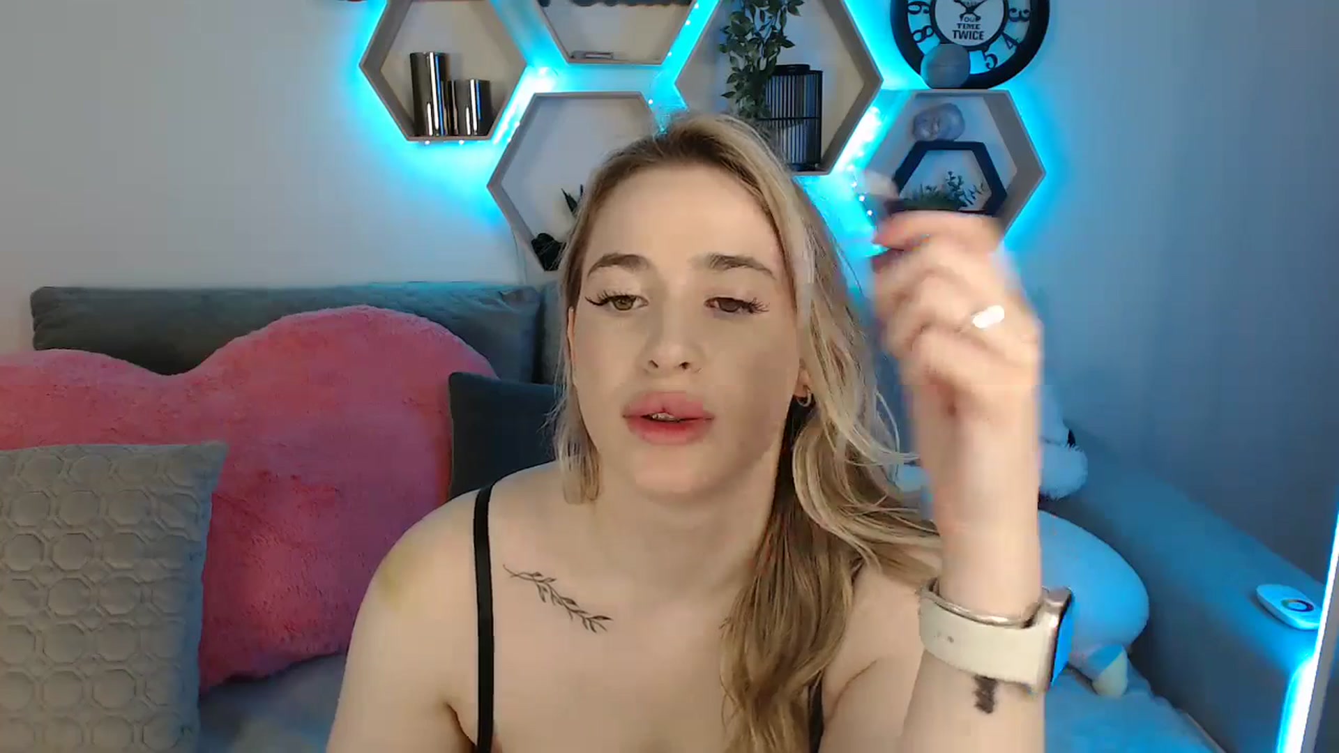 Gallery image thumbnail from SabrinaViolet's myfreecams stream on, 05/17/2025, 11:53 image 13 of 20