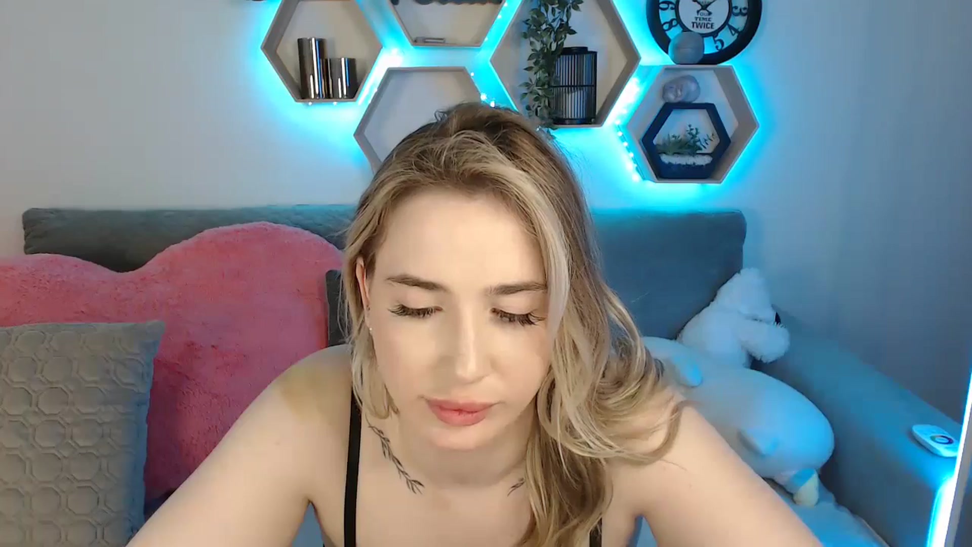 Gallery image thumbnail from SabrinaViolet's myfreecams stream on, 05/17/2025, 11:53 image 14 of 20