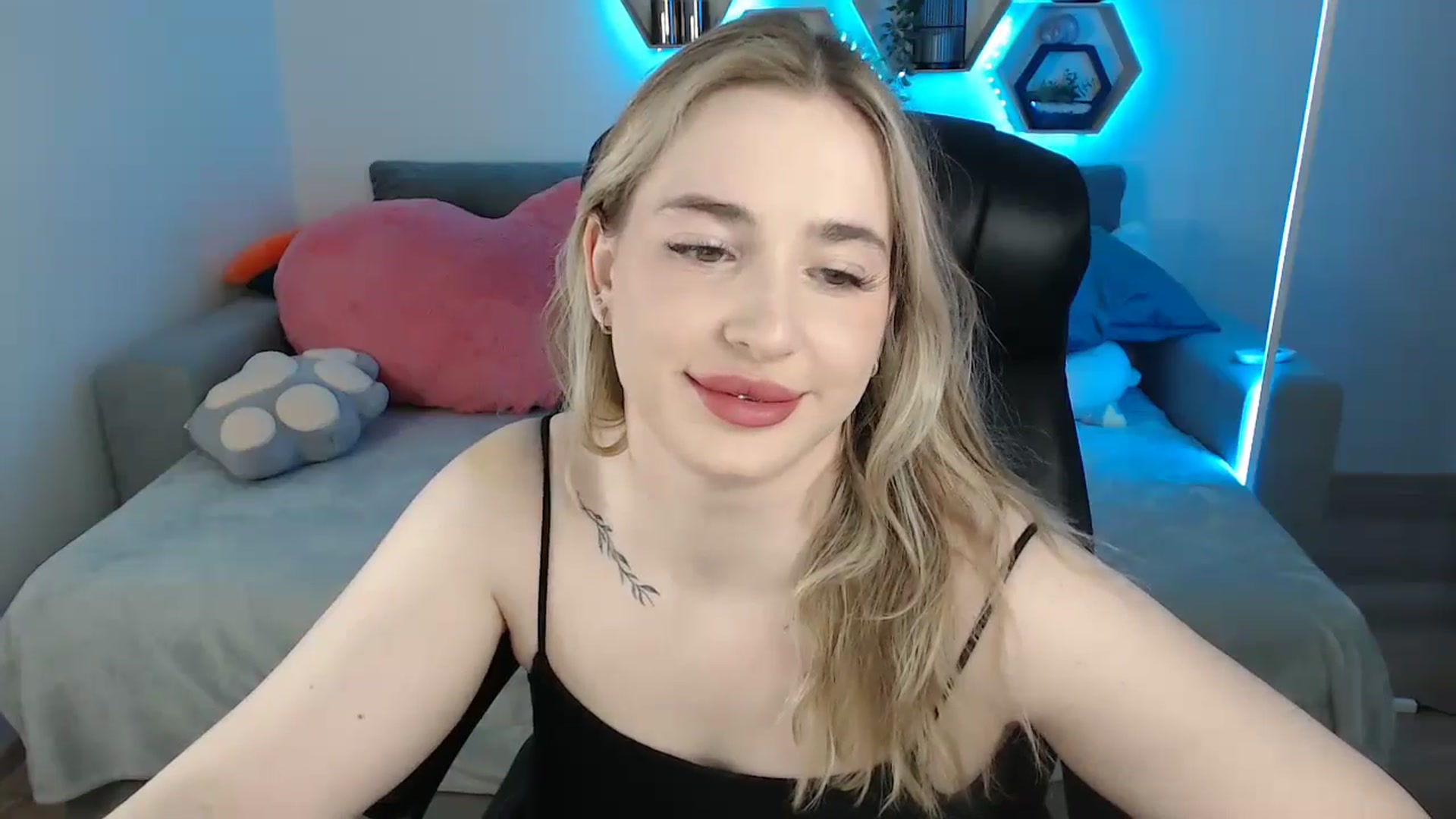 Gallery image thumbnail from SabrinaViolet's myfreecams stream on, 05/18/2025, 09:48 image 5 of 20