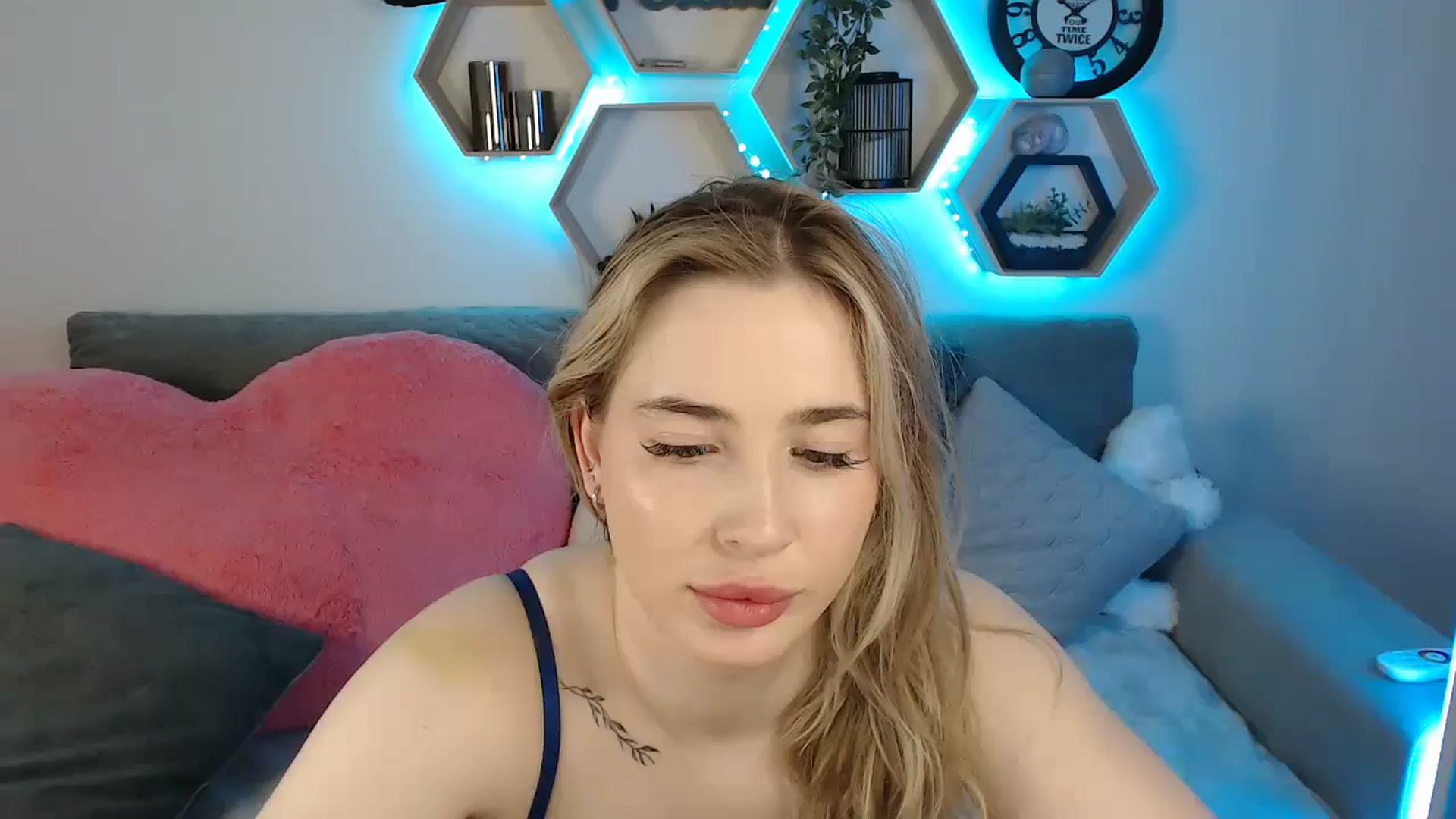 Gallery image thumbnail from SabrinaViolet's myfreecams stream on, 05/18/2025, 12:06 image 1 of 20