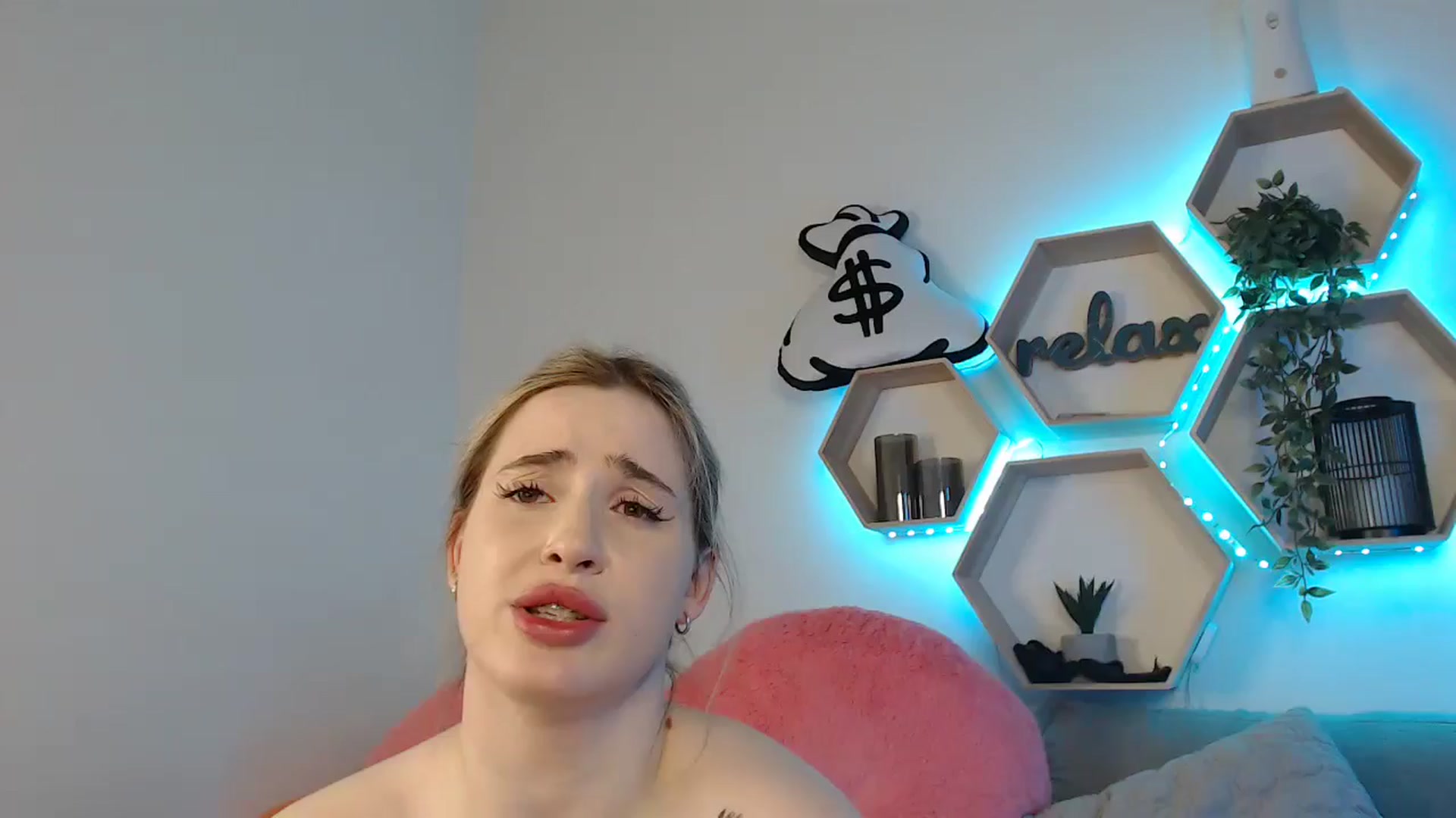 Gallery image thumbnail from SabrinaViolet's myfreecams stream on, 05/19/2025, 13:59 image 1 of 20