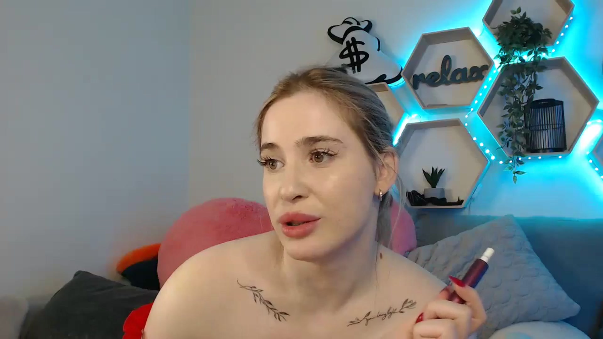 Gallery image thumbnail from SabrinaViolet's myfreecams stream on, 05/19/2025, 13:59 image 5 of 20
