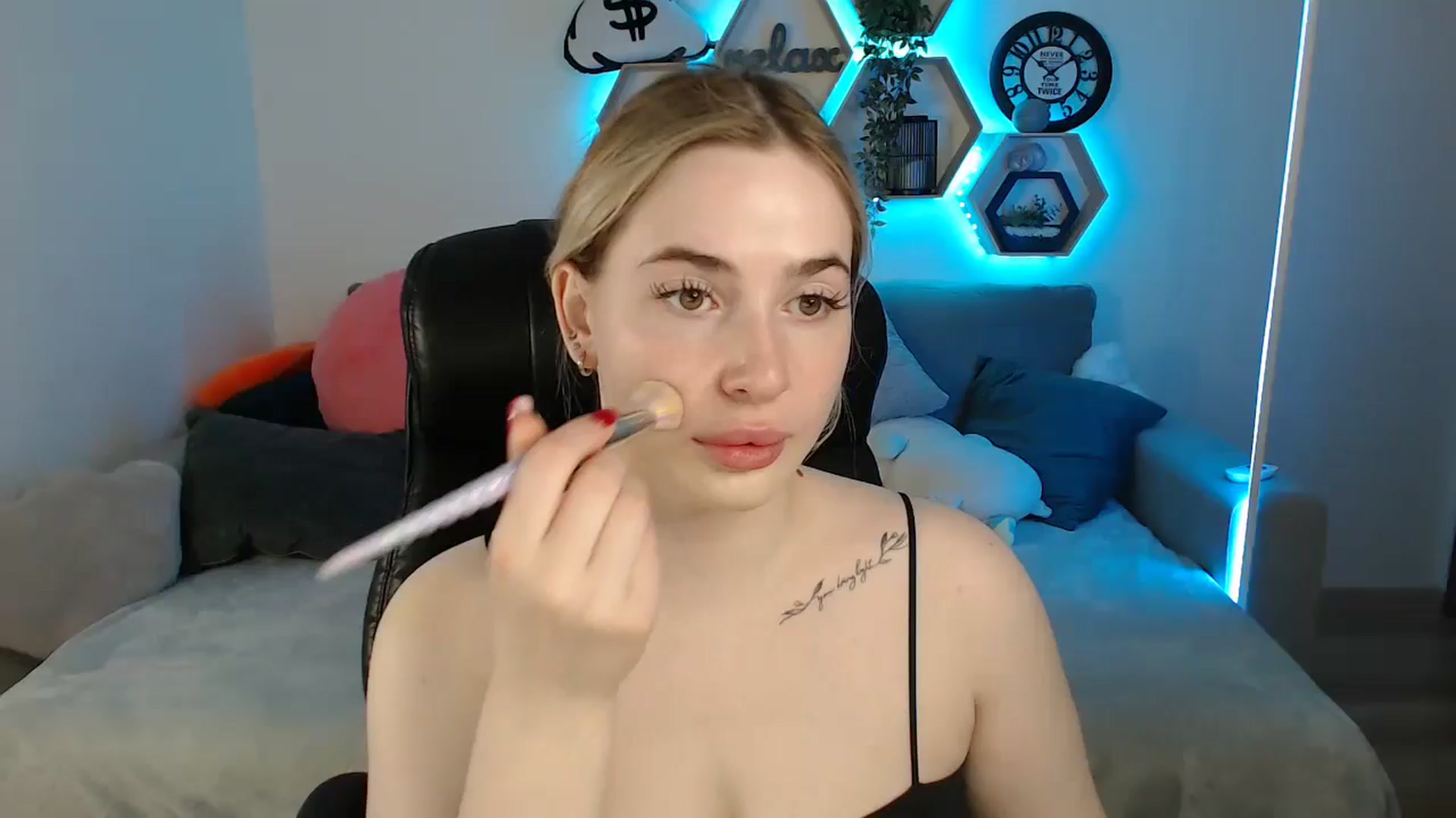 Gallery image thumbnail from SabrinaViolet's myfreecams stream on, 05/20/2025, 08:40 image 1 of 20