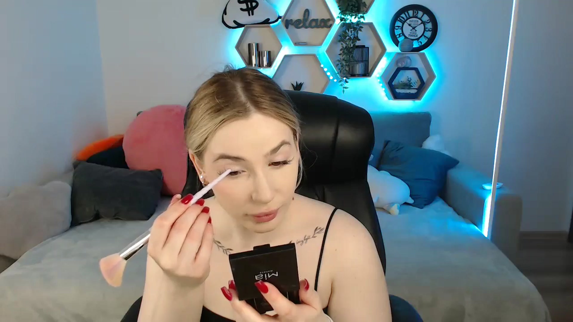 Gallery image thumbnail from SabrinaViolet's myfreecams stream on, 05/20/2025, 08:40 image 4 of 20
