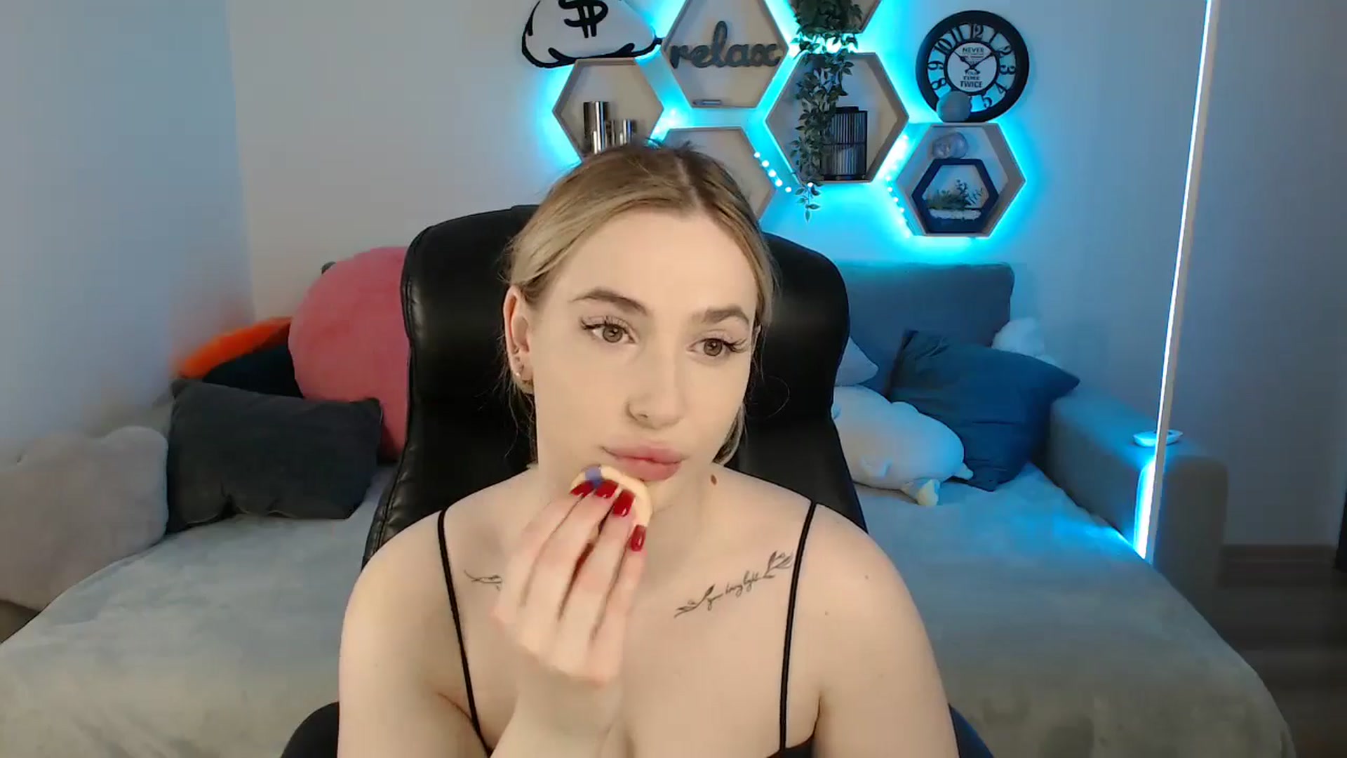 Gallery image thumbnail from SabrinaViolet's myfreecams stream on, 05/20/2025, 08:40 image 3 of 20