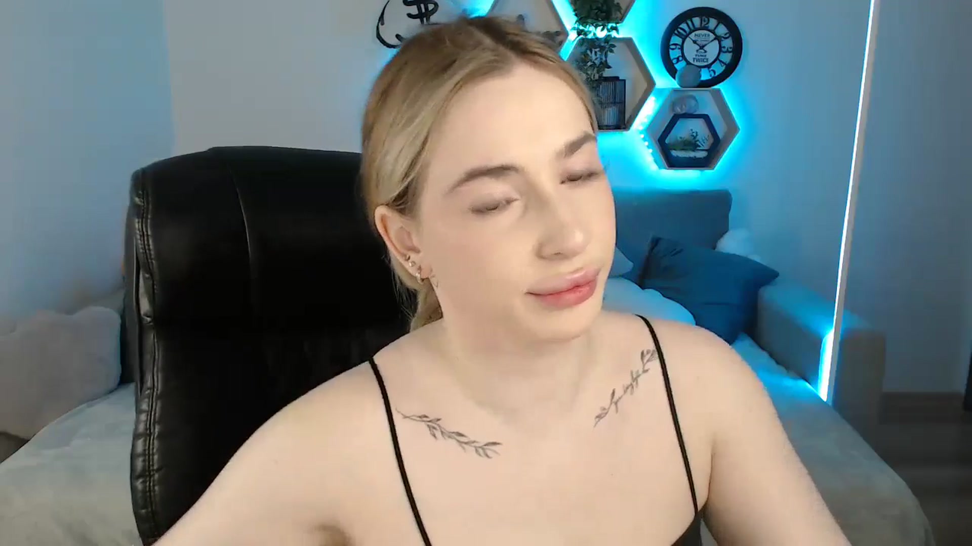 Gallery image thumbnail from SabrinaViolet's myfreecams stream on, 05/20/2025, 08:40 image 7 of 20