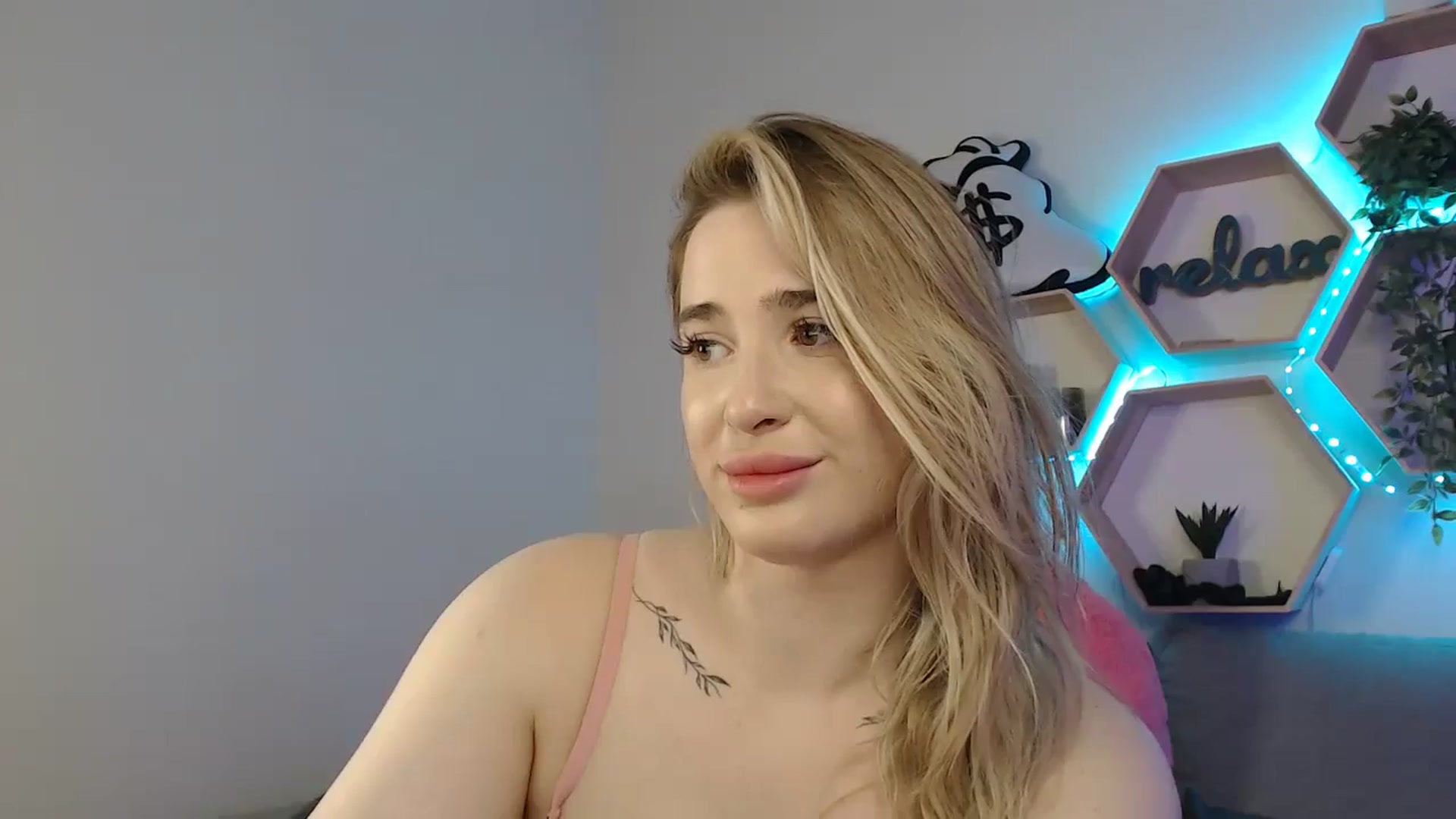 Gallery image thumbnail from SabrinaViolet's myfreecams stream on, 05/21/2025, 14:03 image 2 of 20