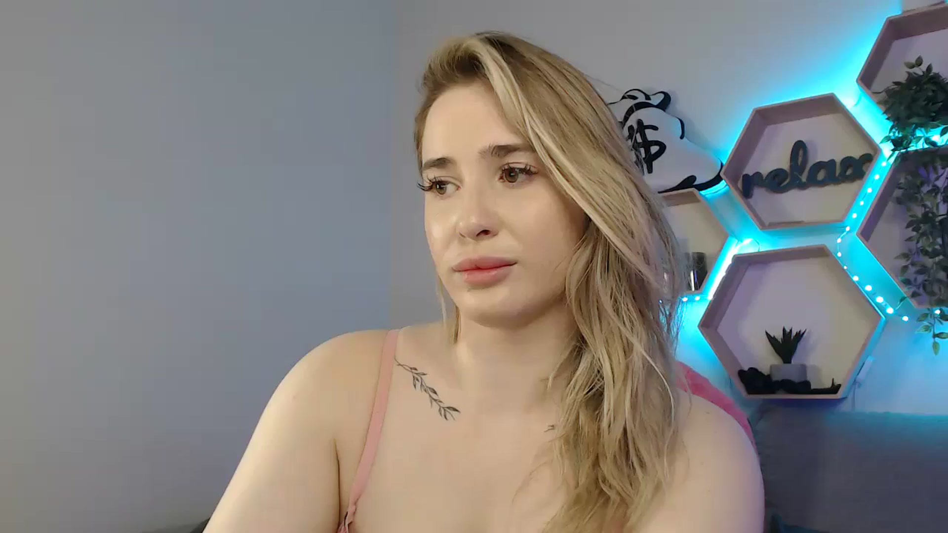 Gallery image thumbnail from SabrinaViolet's myfreecams stream on, 05/21/2025, 14:03 image 1 of 20