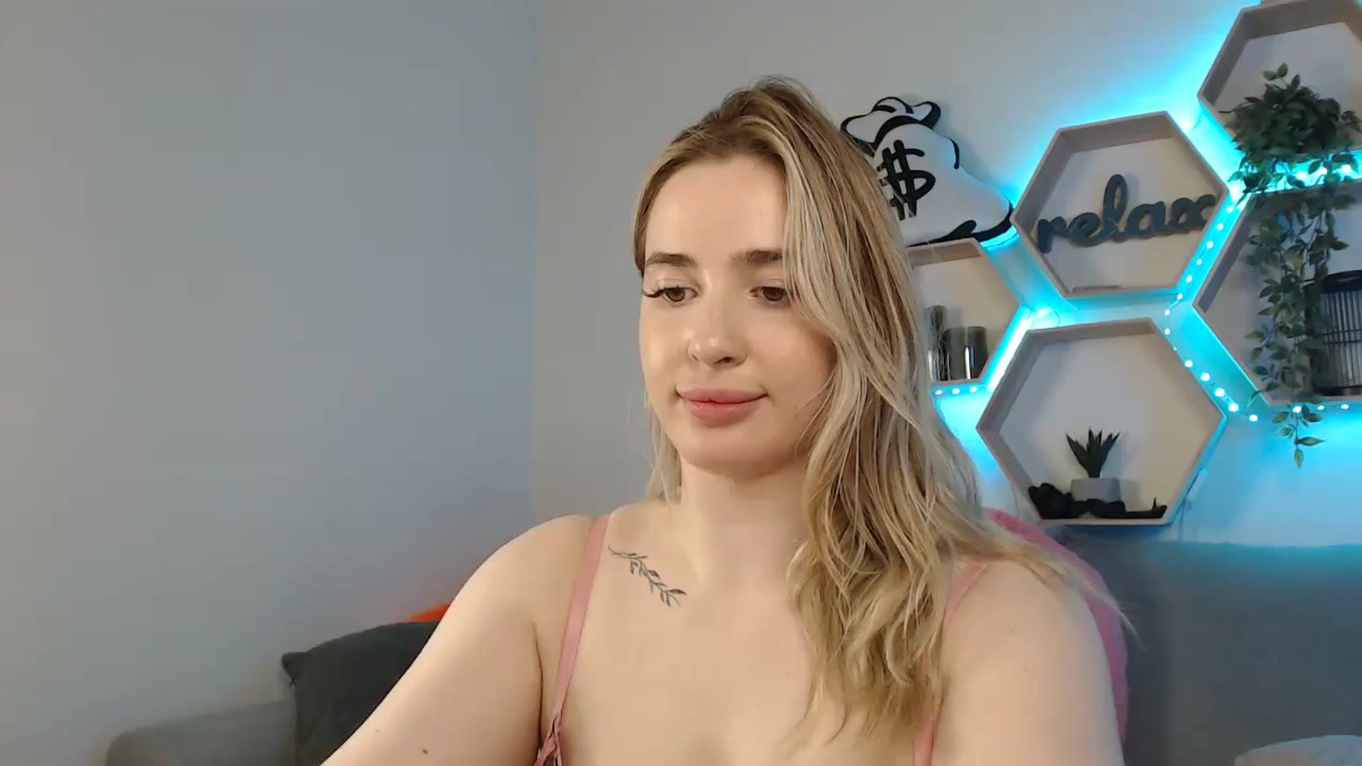 Gallery image thumbnail from SabrinaViolet's myfreecams stream on, 05/25/2025, 13:43 image 8 of 20