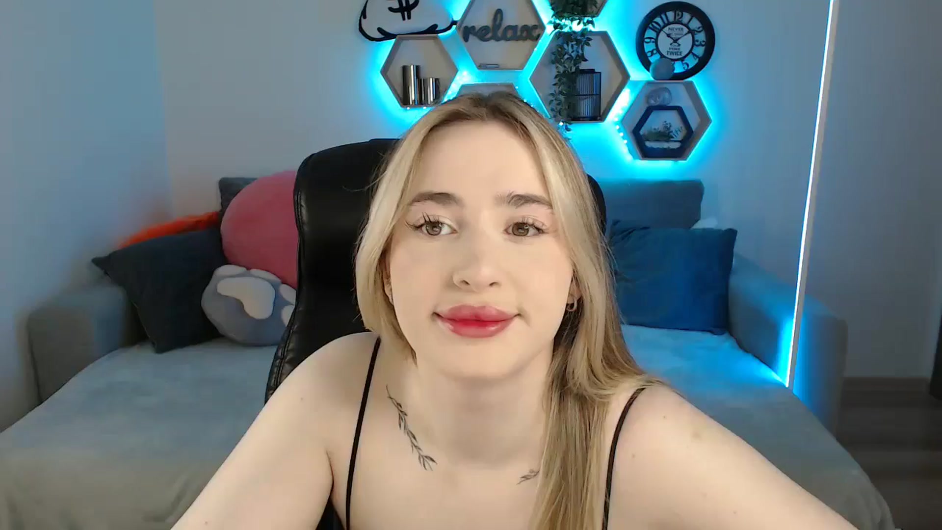 Gallery image thumbnail from SabrinaViolet's myfreecams stream on, 05/26/2025, 08:28 image 16 of 20