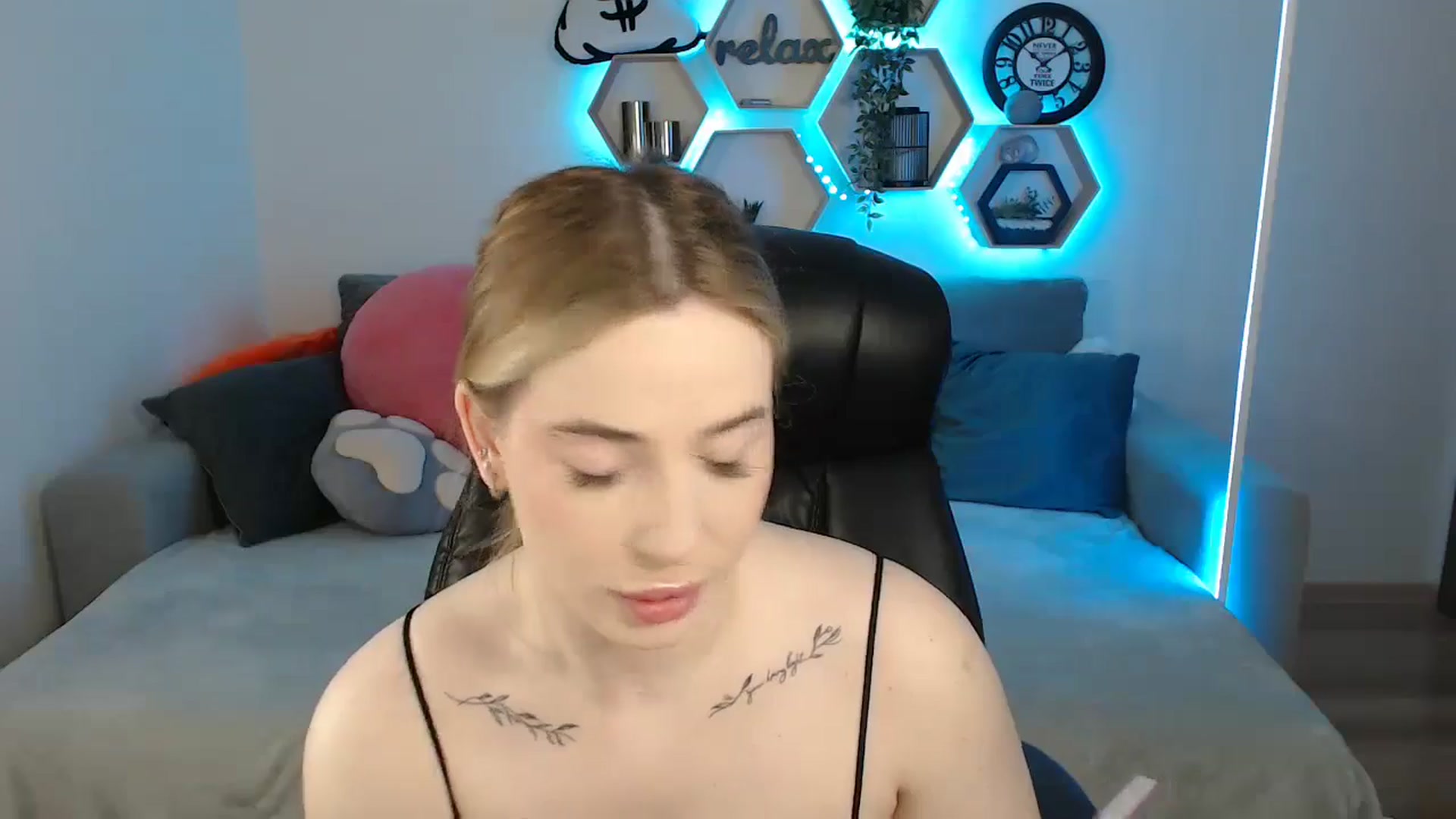 Gallery image thumbnail from SabrinaViolet's myfreecams stream on, 05/26/2025, 08:28 image 10 of 20