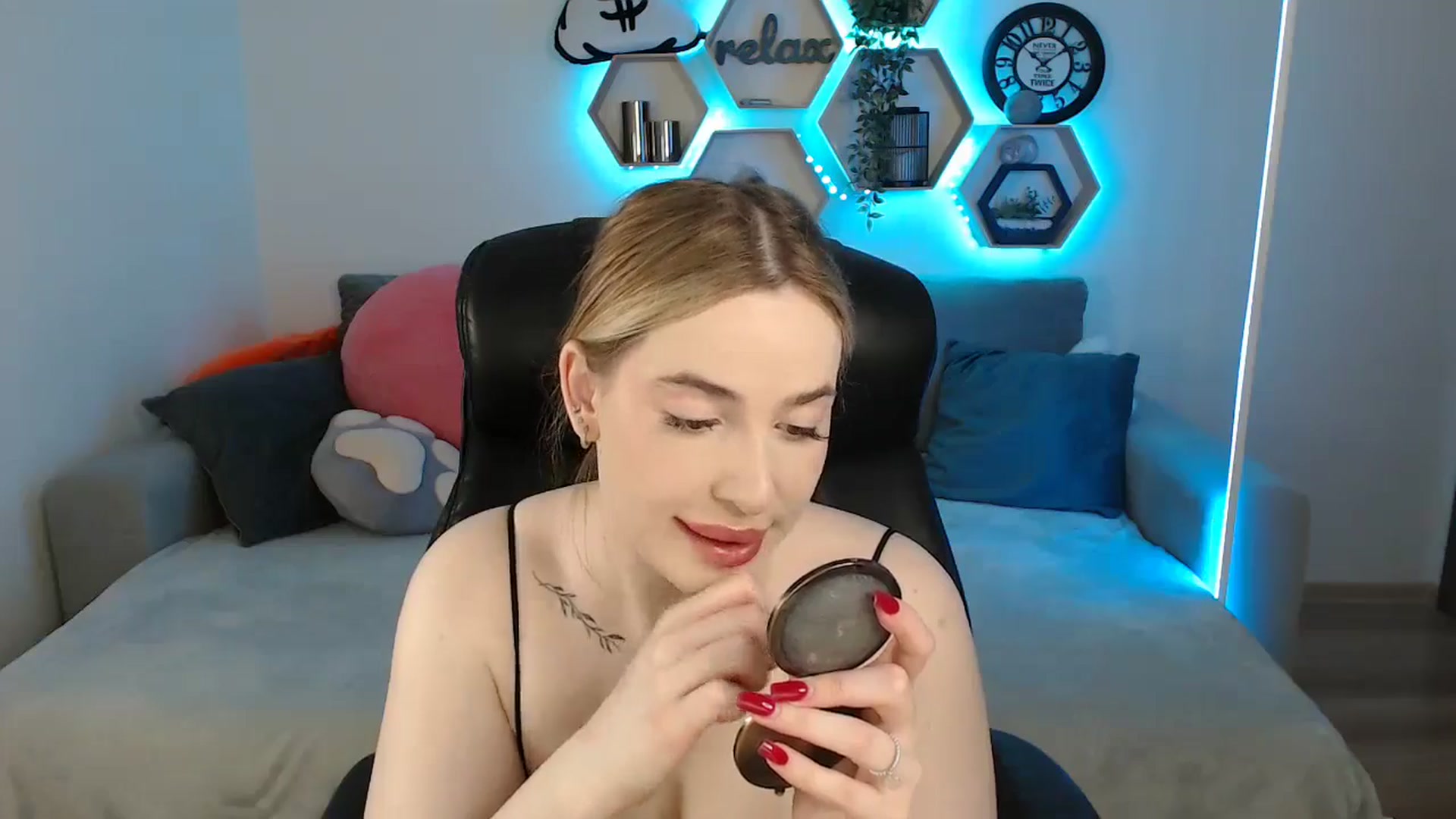 Gallery image thumbnail from SabrinaViolet's myfreecams stream on, 05/26/2025, 08:28 image 12 of 20