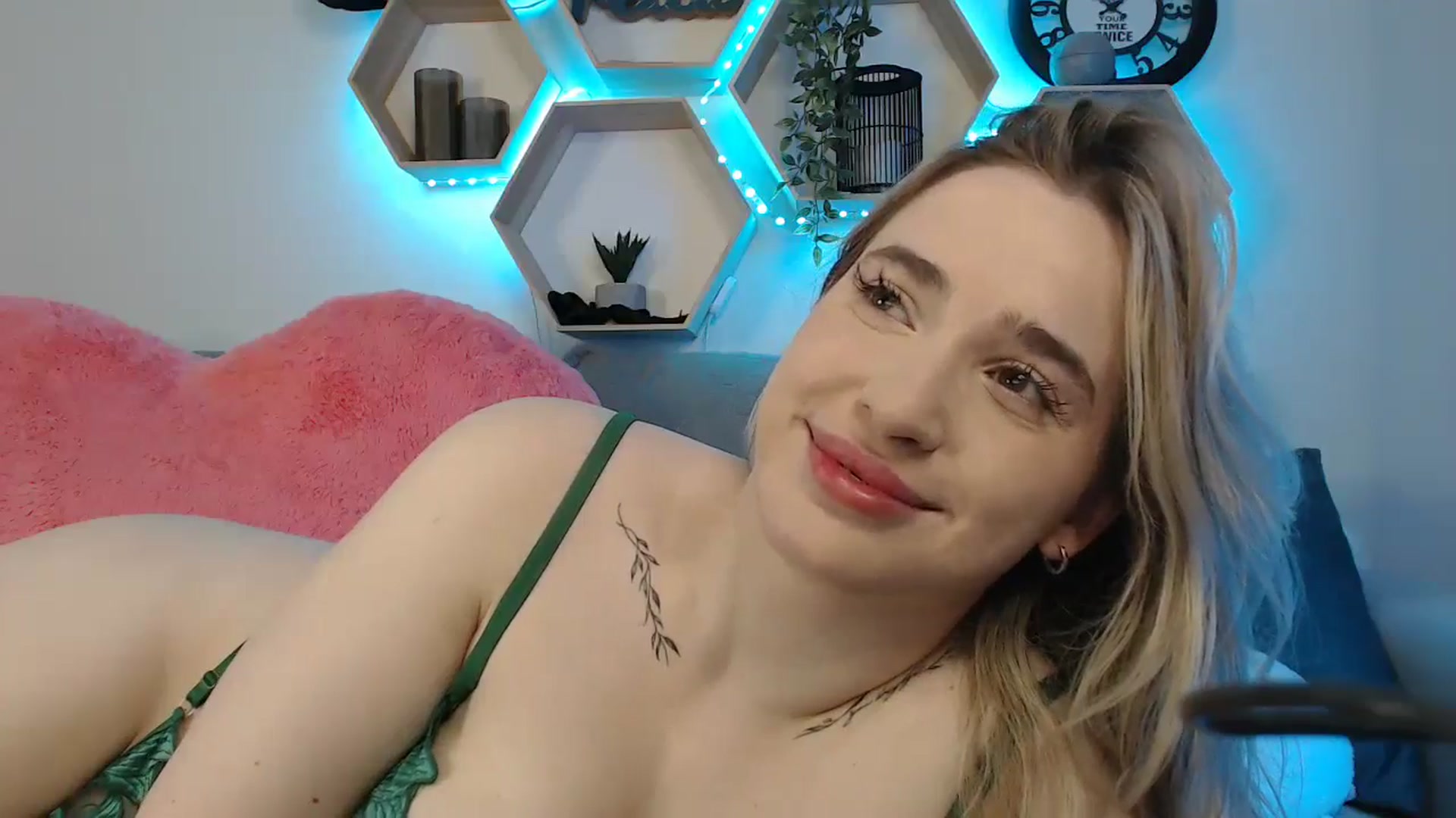 Gallery image thumbnail from SabrinaViolet's myfreecams stream on, 05/27/2025, 10:34 image 20 of 20
